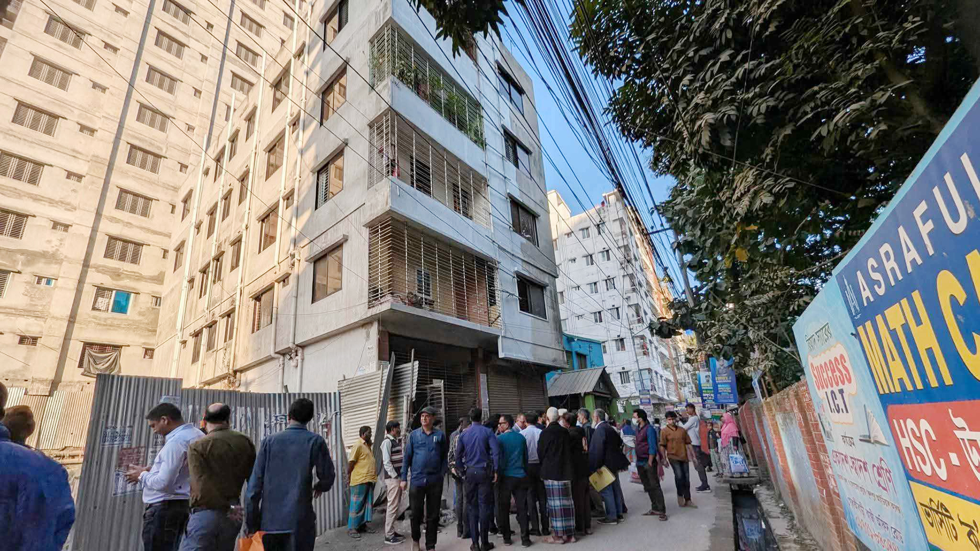 ময়মনসিংহে হেলে পড়েছে পাঁচতলা ভবন