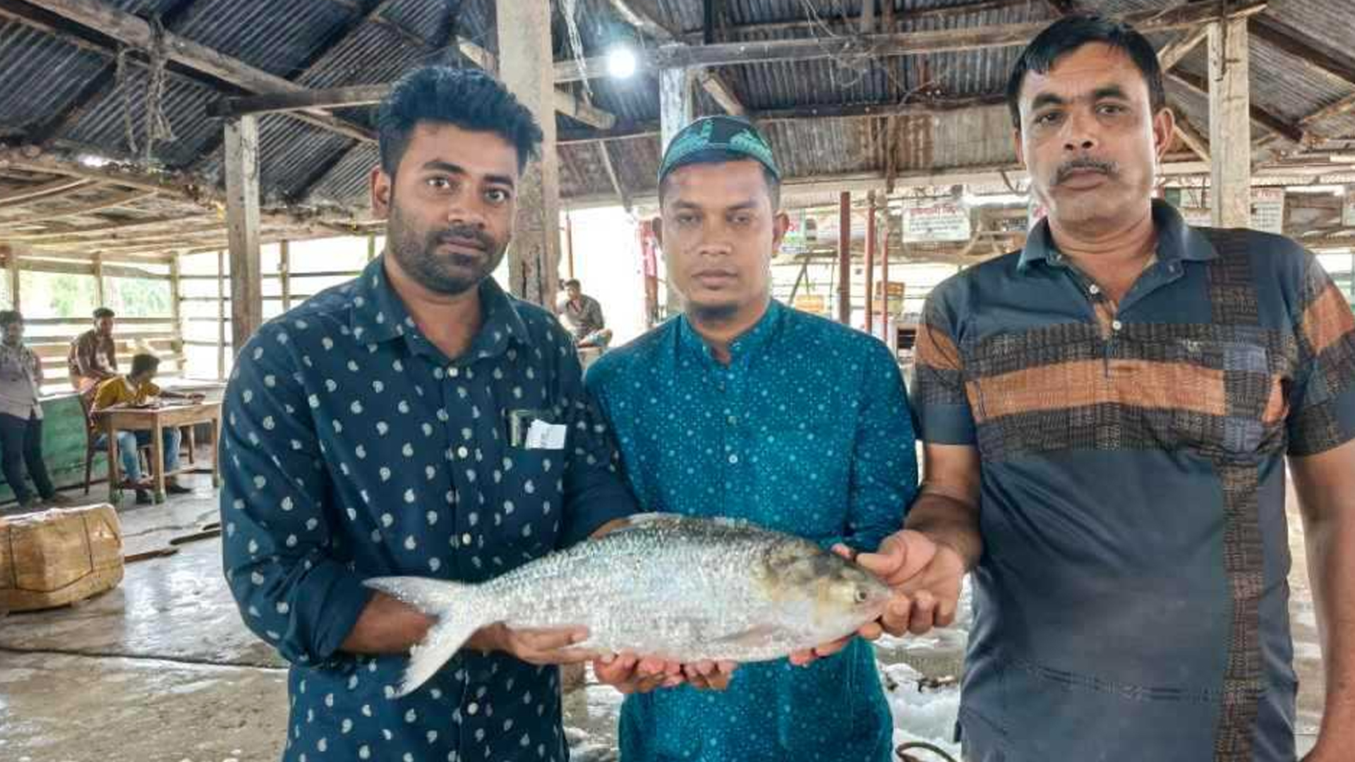 বরগুনায় এক ইলিশ ৯ হাজার টাকায় বিক্রি!