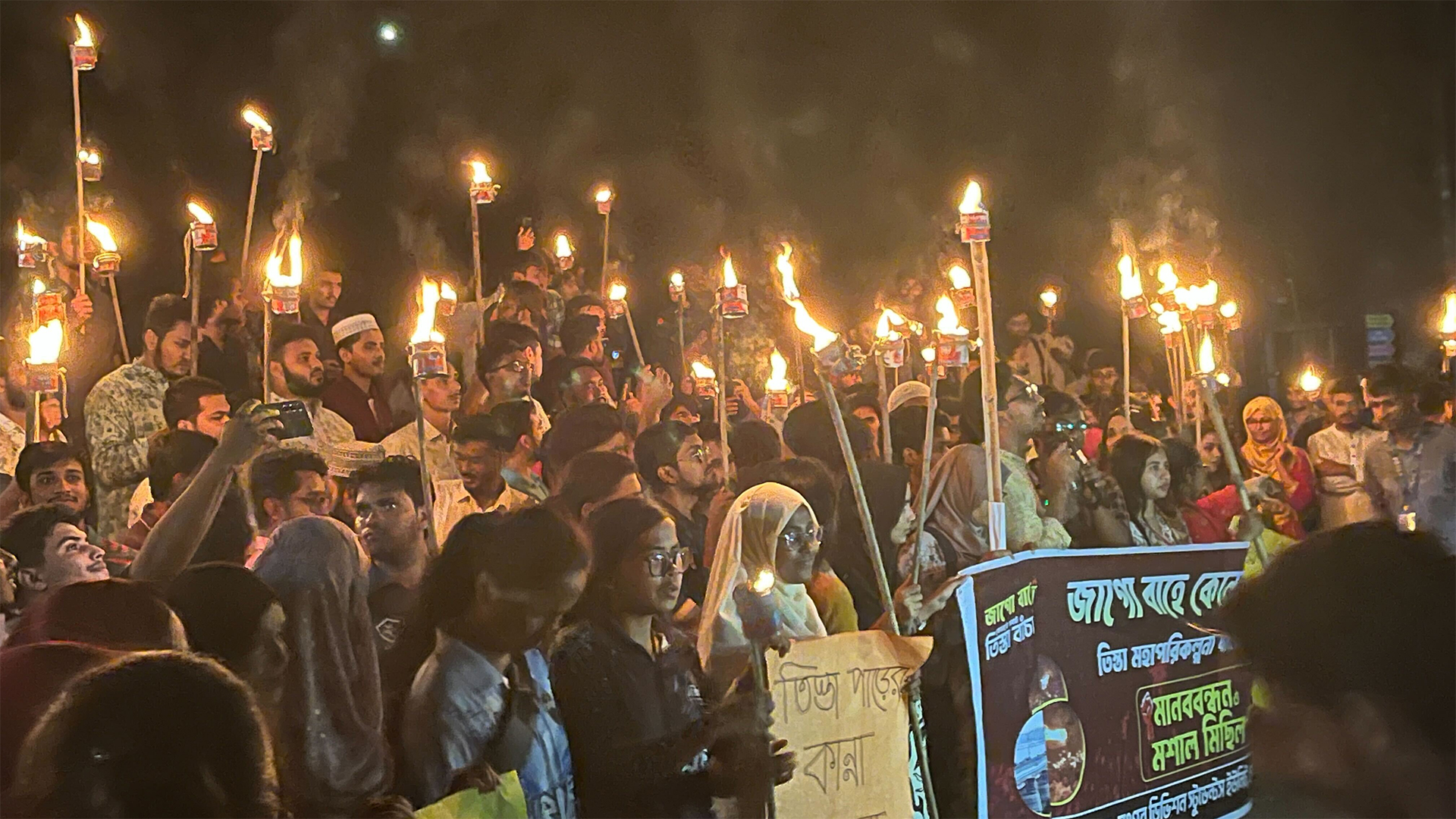 তিস্তা মহাপরিকল্পনা বাস্তবায়নের পক্ষে চবিতে মশাল মিছিল