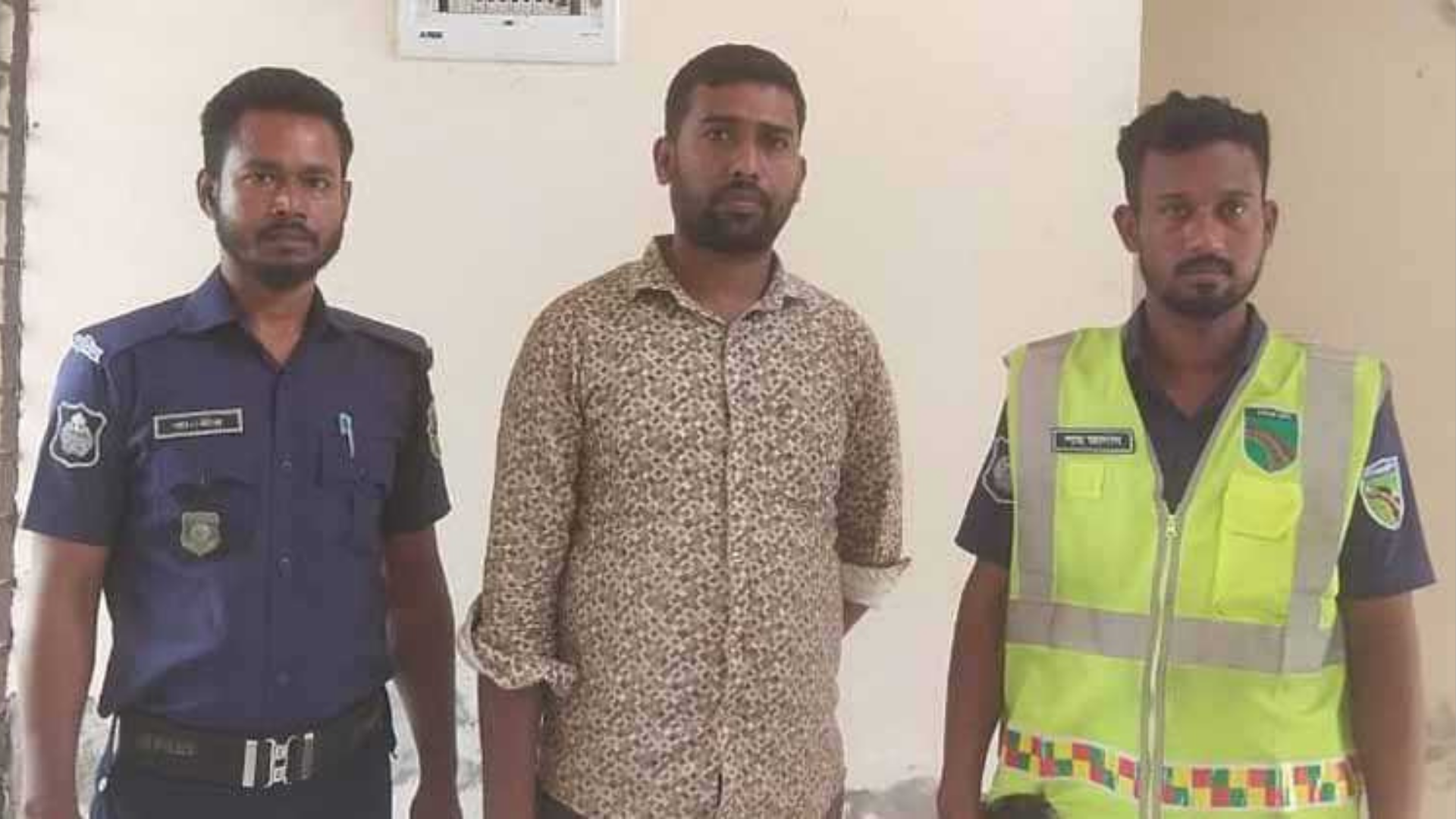 জরিমানা থেকে বাঁচতে ভুয়া পুলিশ সাজলেন পিকআপ চালক