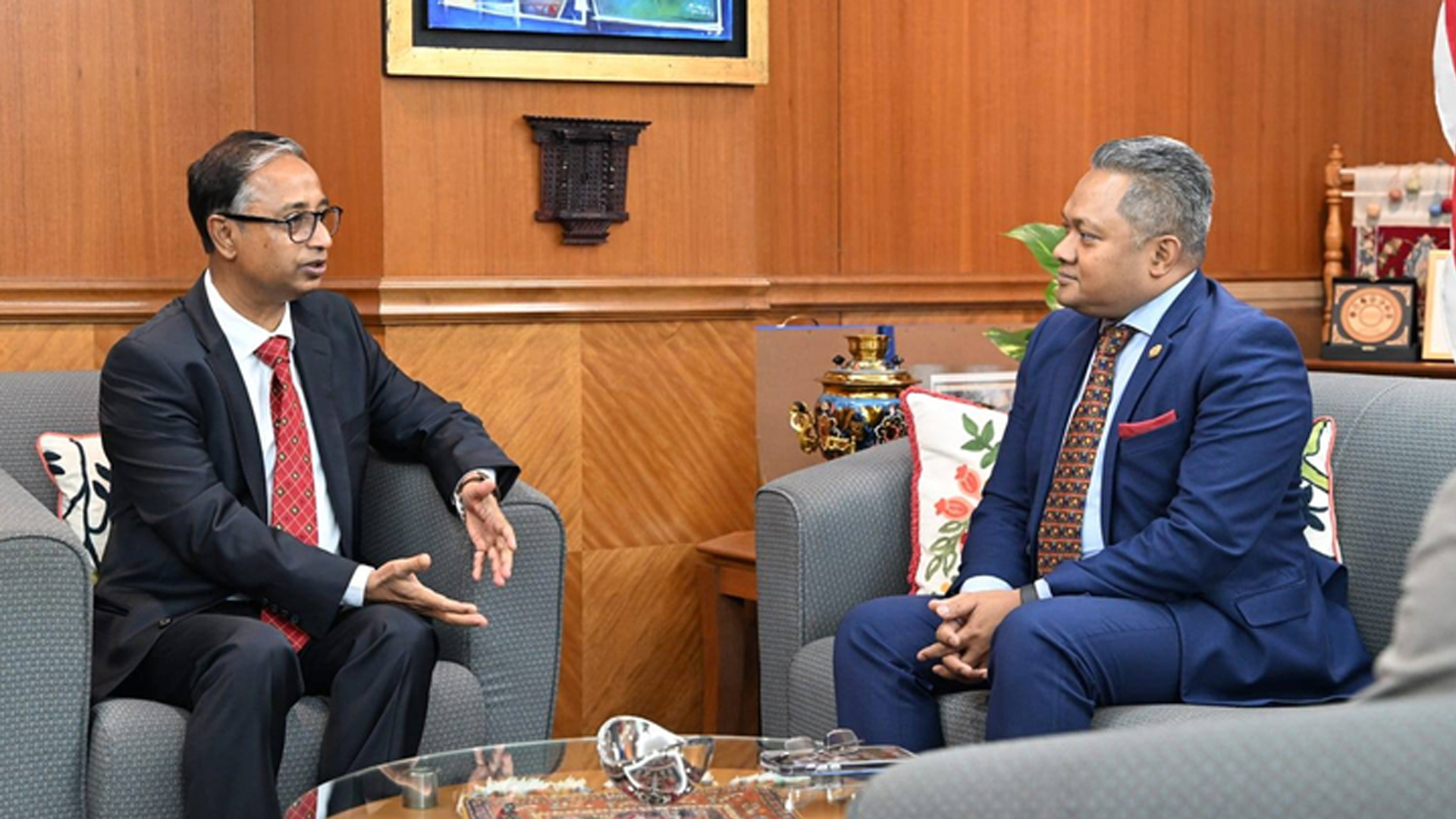 মালয়েশিয়ায় বাংলাদেশের নতুন হাইকমিশনারের পরিচয়পত্র পেশ