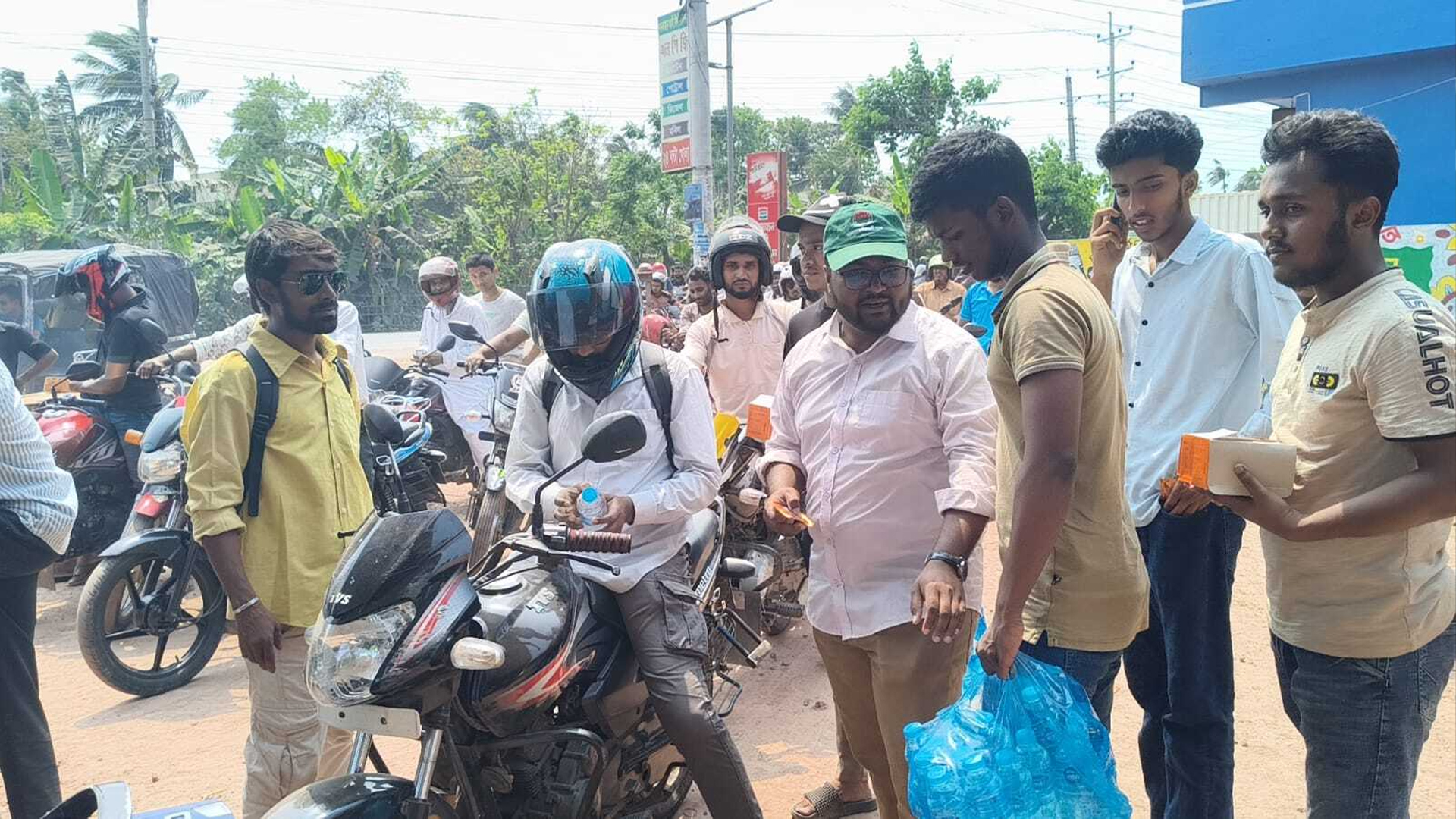 পেট্রোল পাম্পে লাইনে দাঁড়িয়ে থাকা মানুষদের স্বস্তি দিলো বাগেরহাট জেলা ছাত্রদল