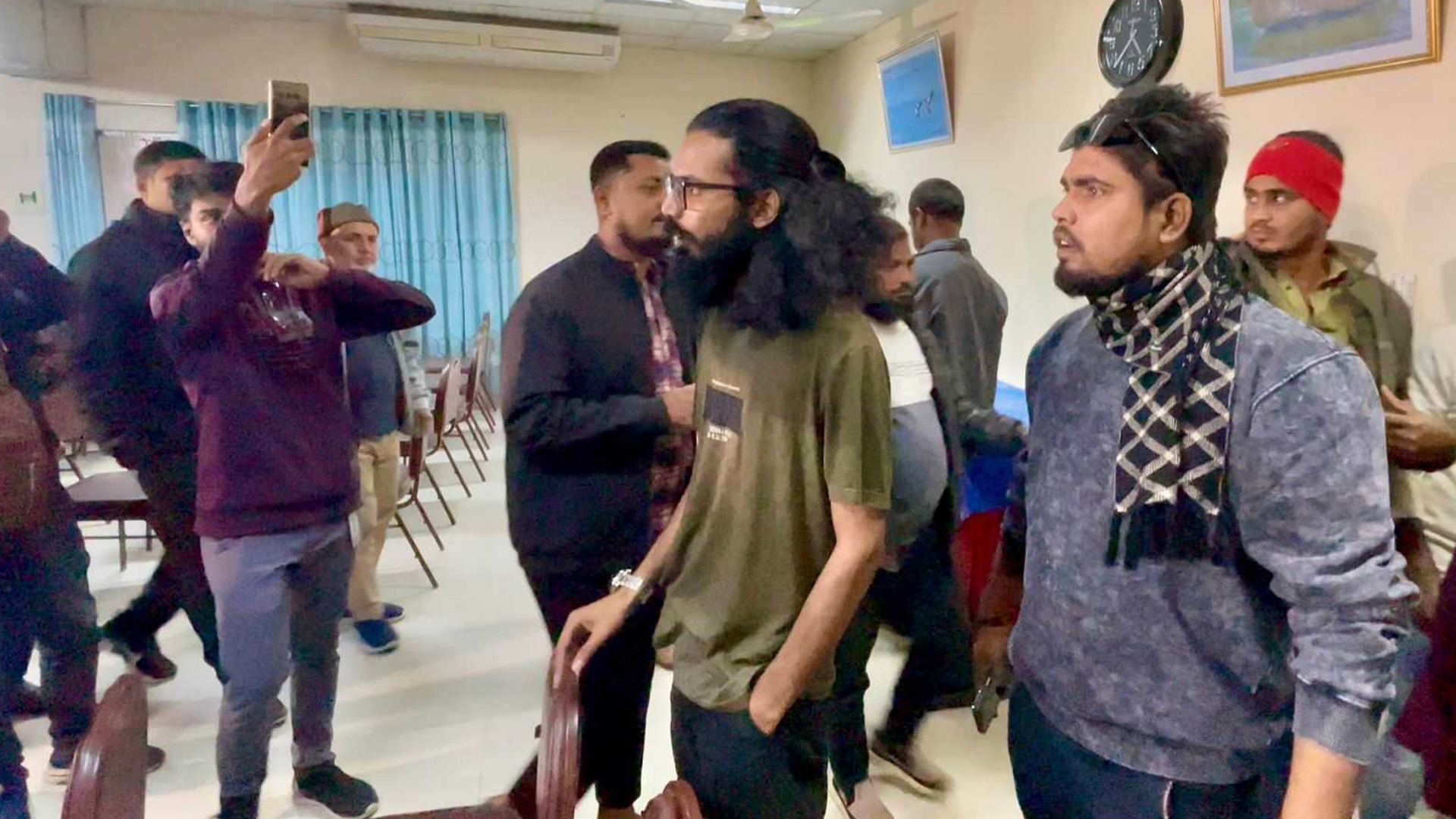 রাজশাহীতে সংবাদ সম্মেলনে সাংবাদিকদের হুমকি দিলেন এনসিপির দুই কর্মী