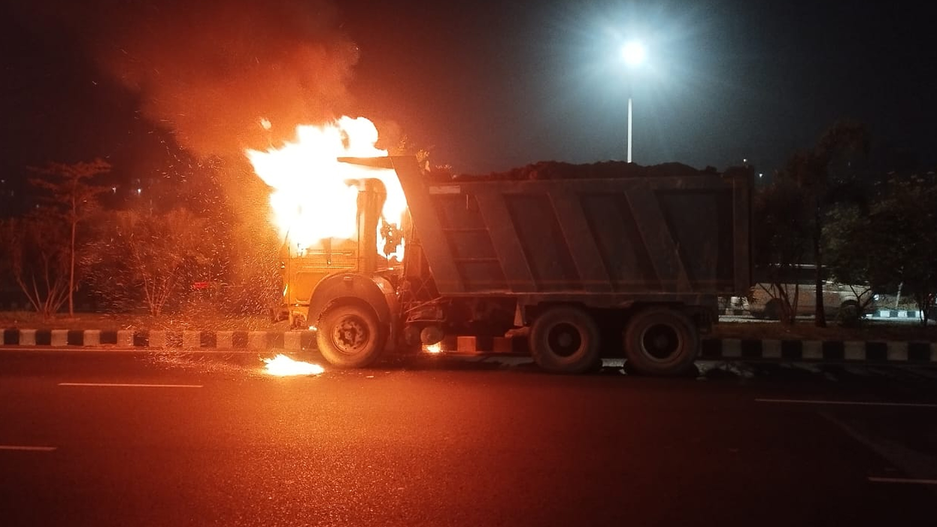 ঢাকার ৩০০ ফিটে মাটি বোঝাই ট্রাকে আগুন