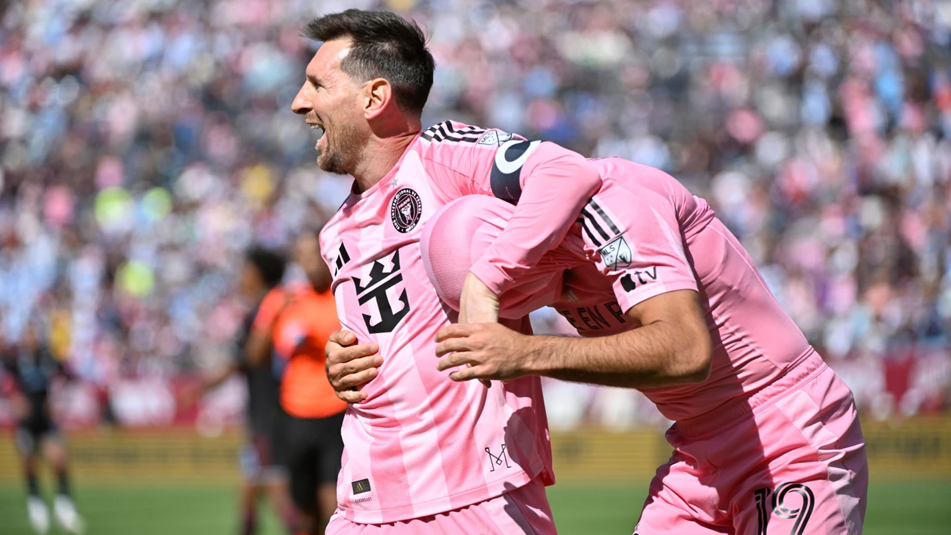 অভিষেকেই স্বস্তি হোয়োসের, মেসির জোড়া গোলে জিতল মায়ামি