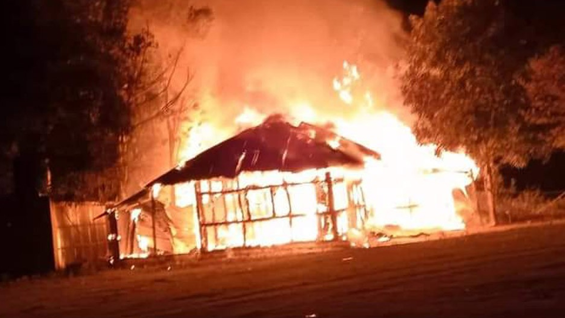 ঘরে আগুন, শিকলবন্দি থাকায় বের হতে পারলেন না আনিসুর