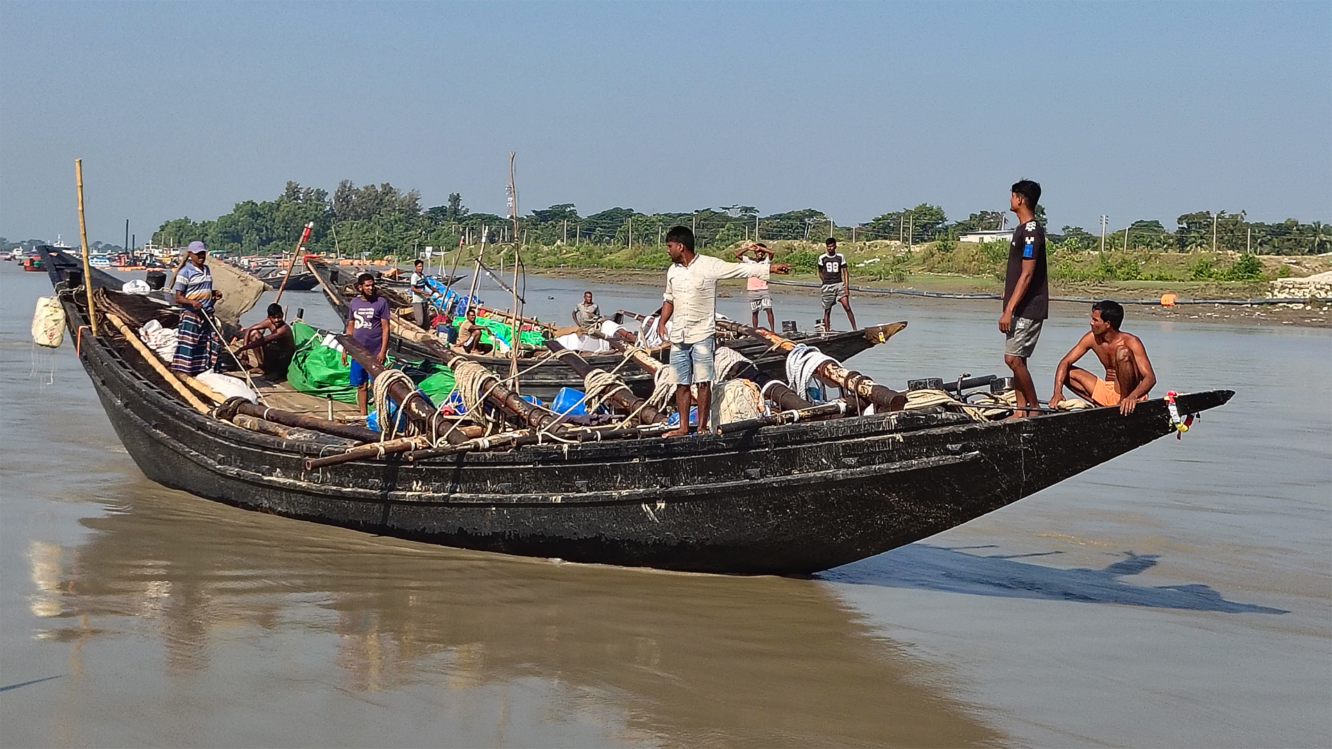 দস্যু আতঙ্ক নিয়ে দুবলার চরে শুঁটকি পল্লীতে যাচ্ছে জেলেরা