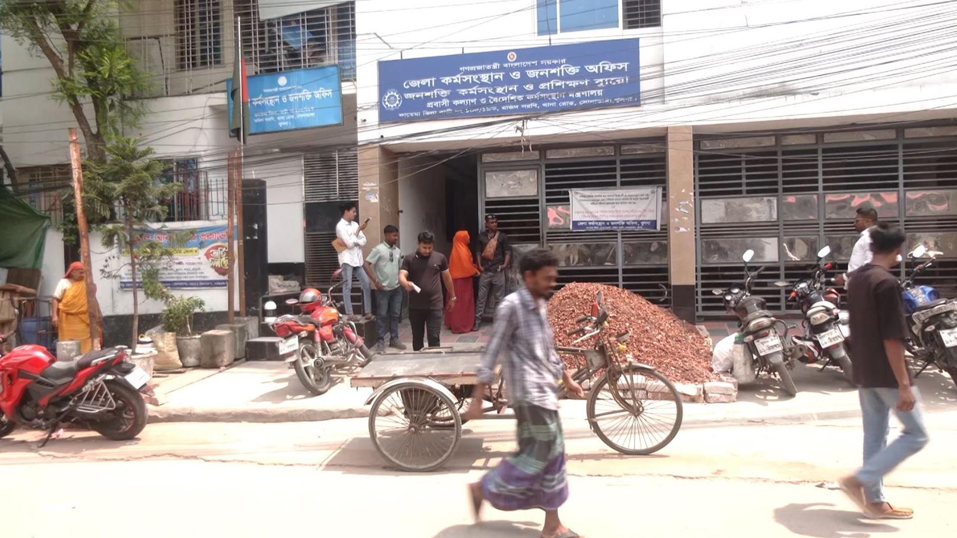 দালাল চক্রের ফাঁদে খুলনার প্রবাসগামী শ্রমিকরা