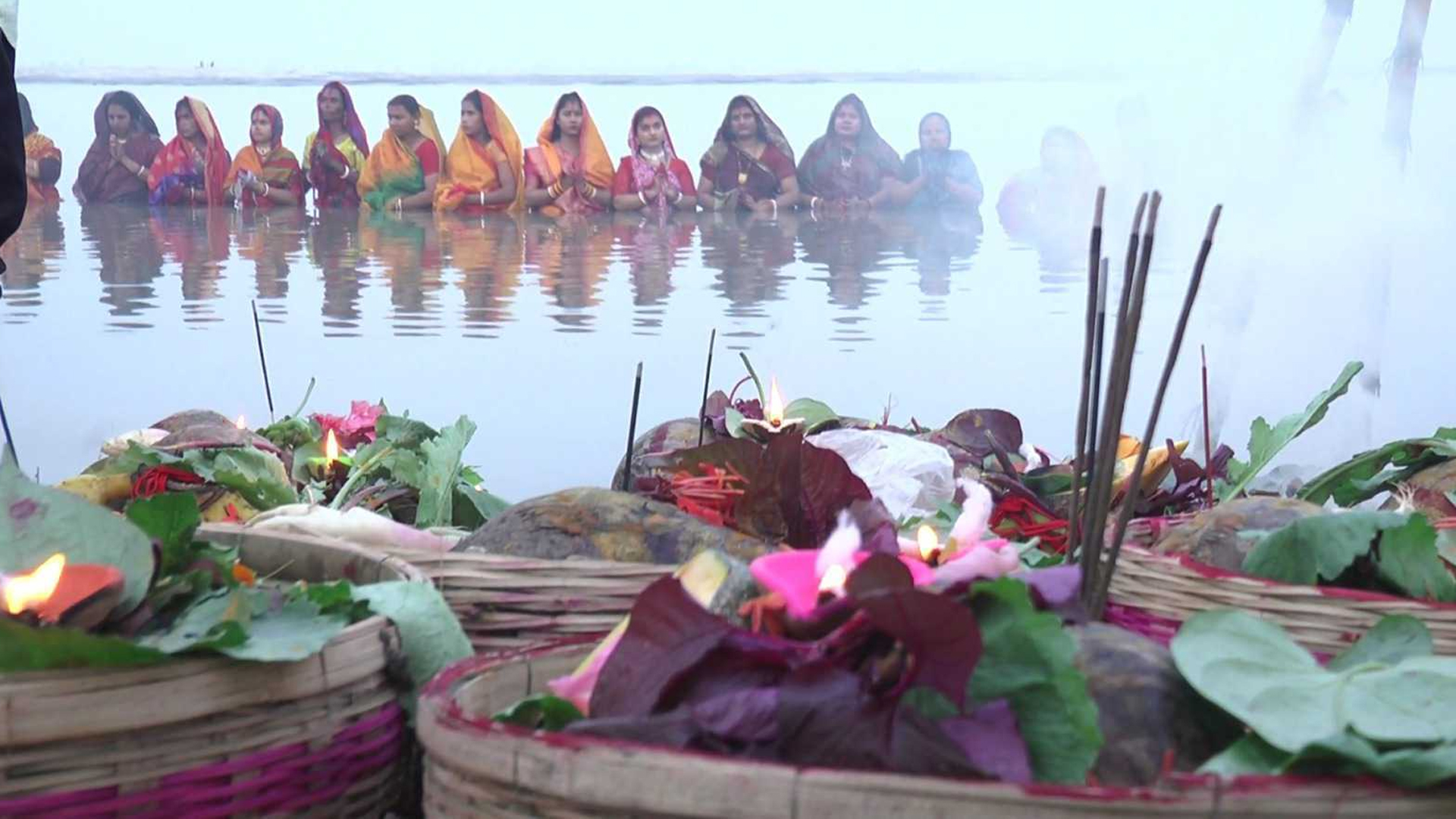 যমুনার তীরে চলছে সূর্য পূজা, আমেজে পুণ্যার্থীরা