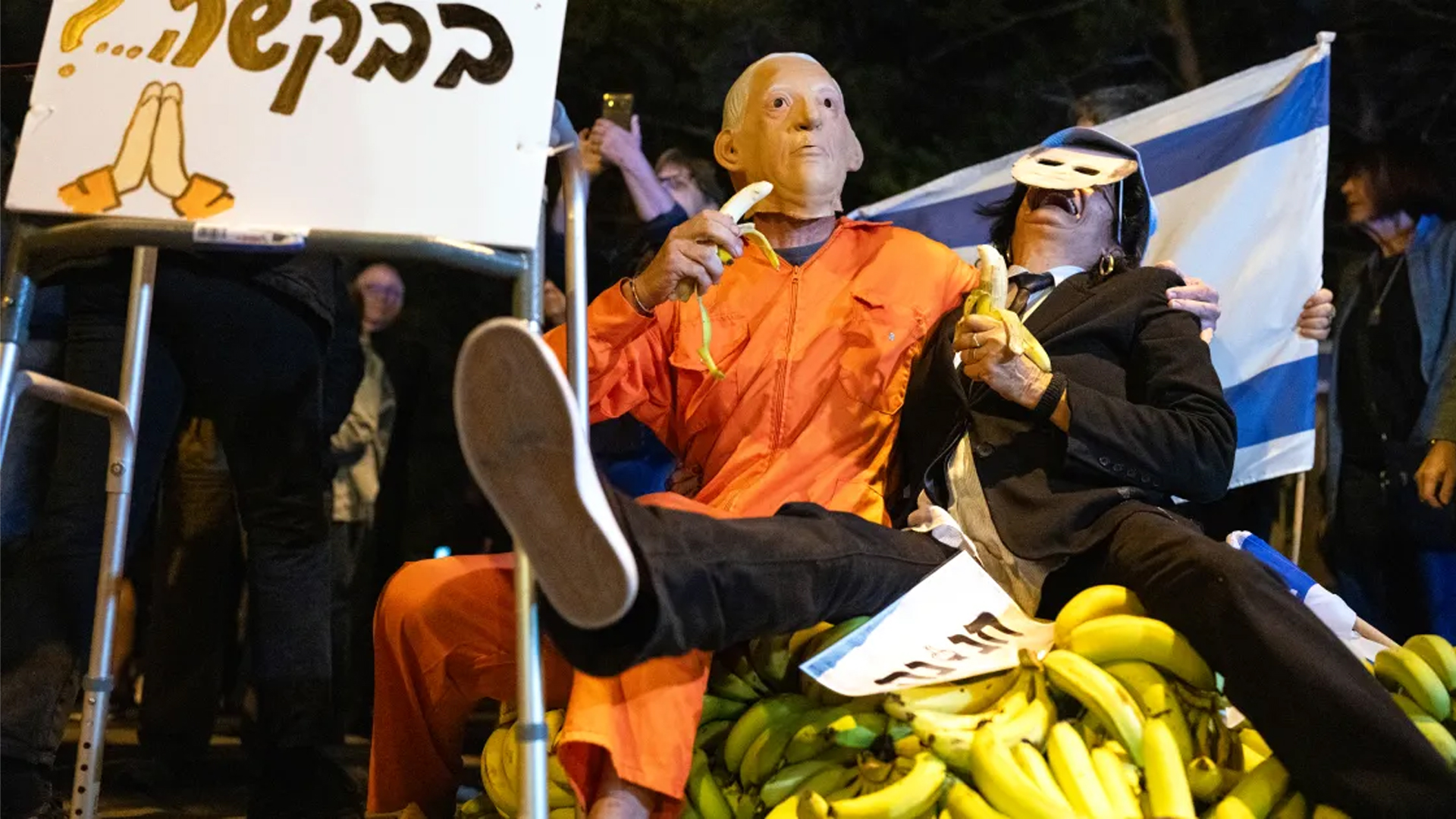 একজন কয়েদিদের মতো কমলা রঙের পোশাক পরে বিক্ষোভে অংশ নেন। ছবি: সংগৃহীত