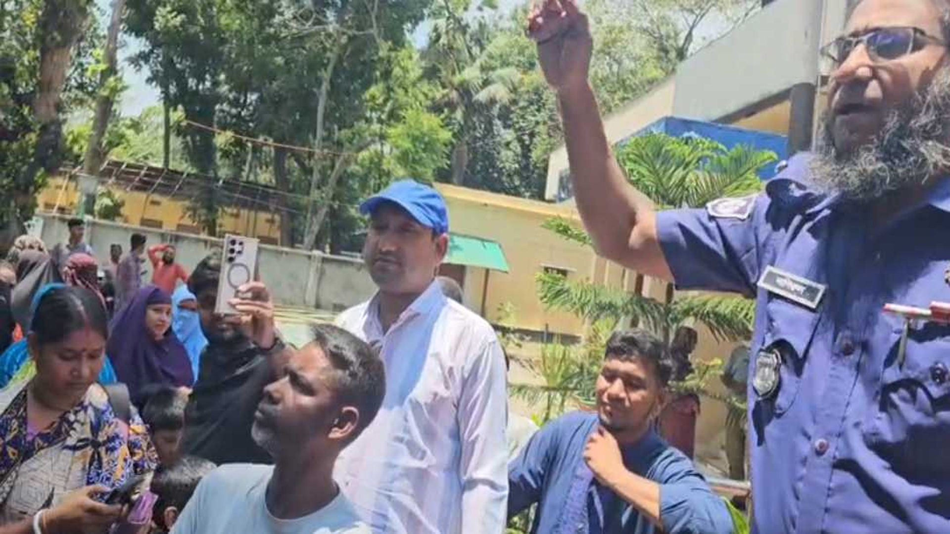 বগুড়ায় শিশু ধর্ষণ, থানা ঘেরাও এলাকাবাসীর