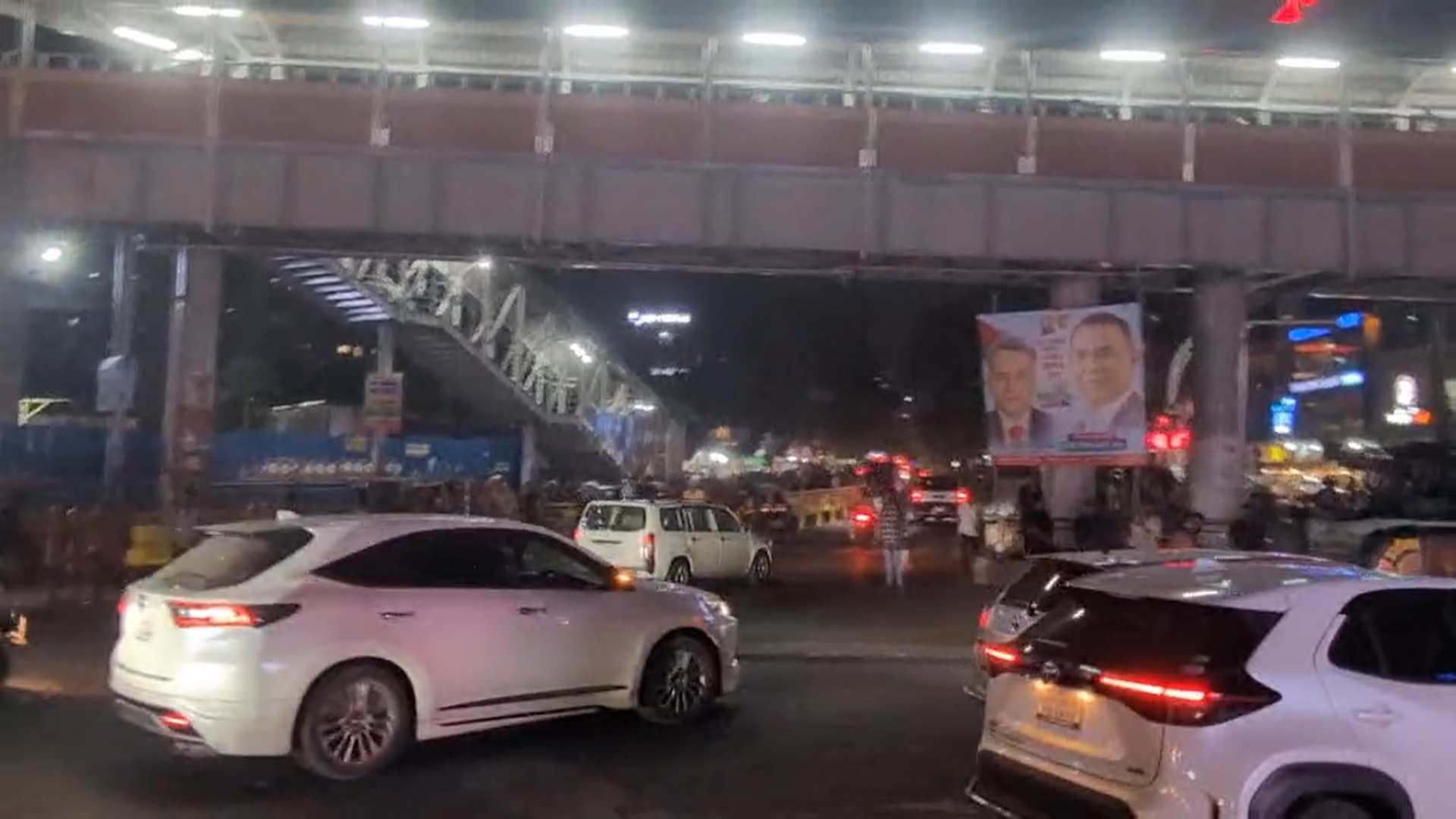 চলন্ত গাড়ি থেকে কারওয়ান বাজারে ২ ককটেল নিক্ষেপ