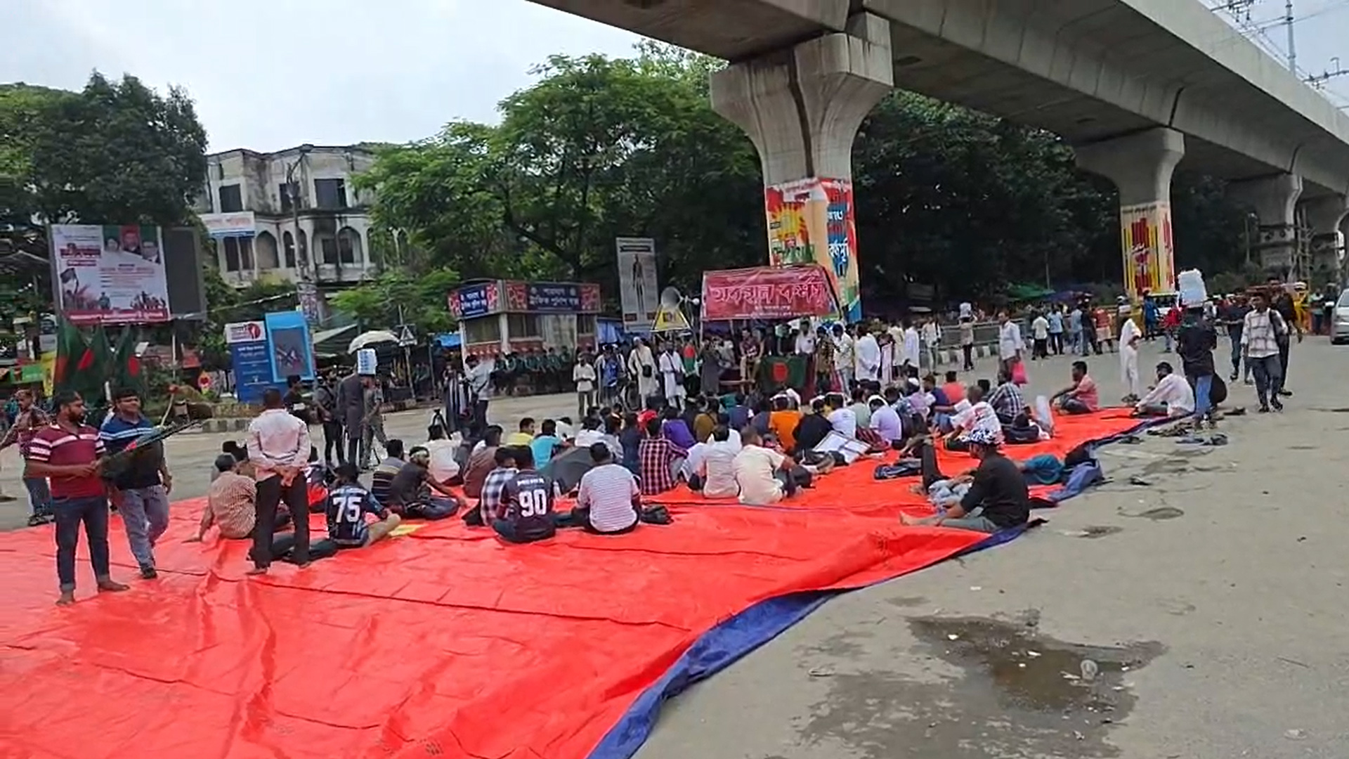 রাত পেরিয়ে সকালেও শাহবাগে ‘জুলাই যোদ্ধাদের’ অবস্থান