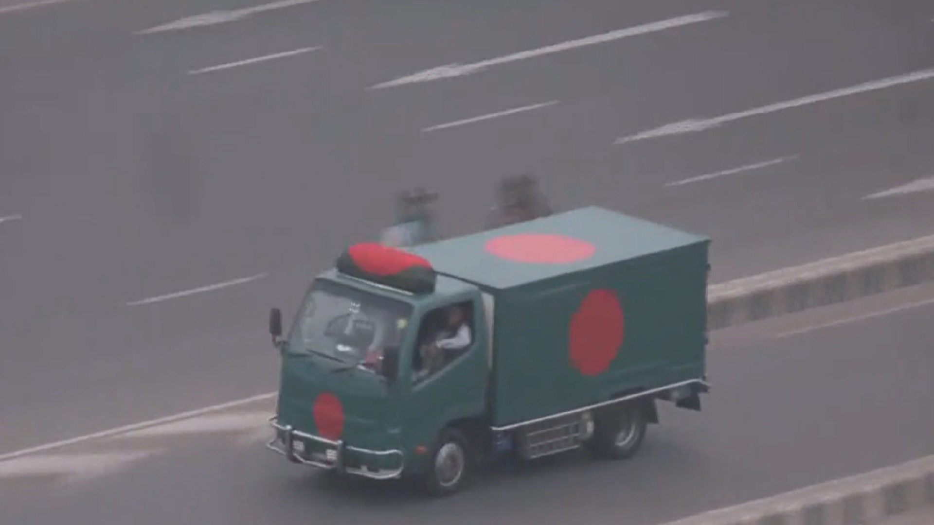 লাল-সবুজের পতাকা মোড়ানো অ্যাম্বুলেন্সে বেগম জিয়ার মরদেহ, নেয়া হচ্ছে গুলশানে