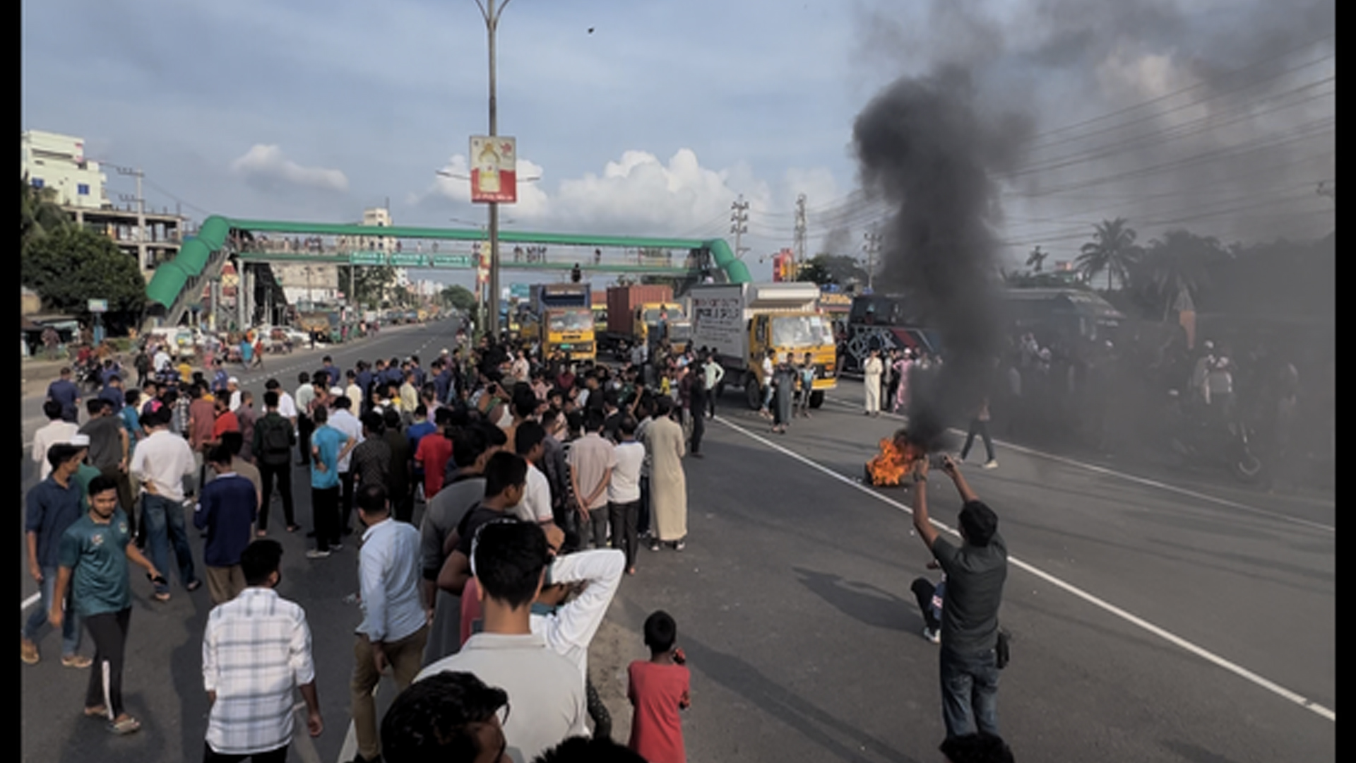 ঢাকা-চট্টগ্রাম মহাসড়কের ফেনীর মহিপালে মহাসড়ক অবরোধ