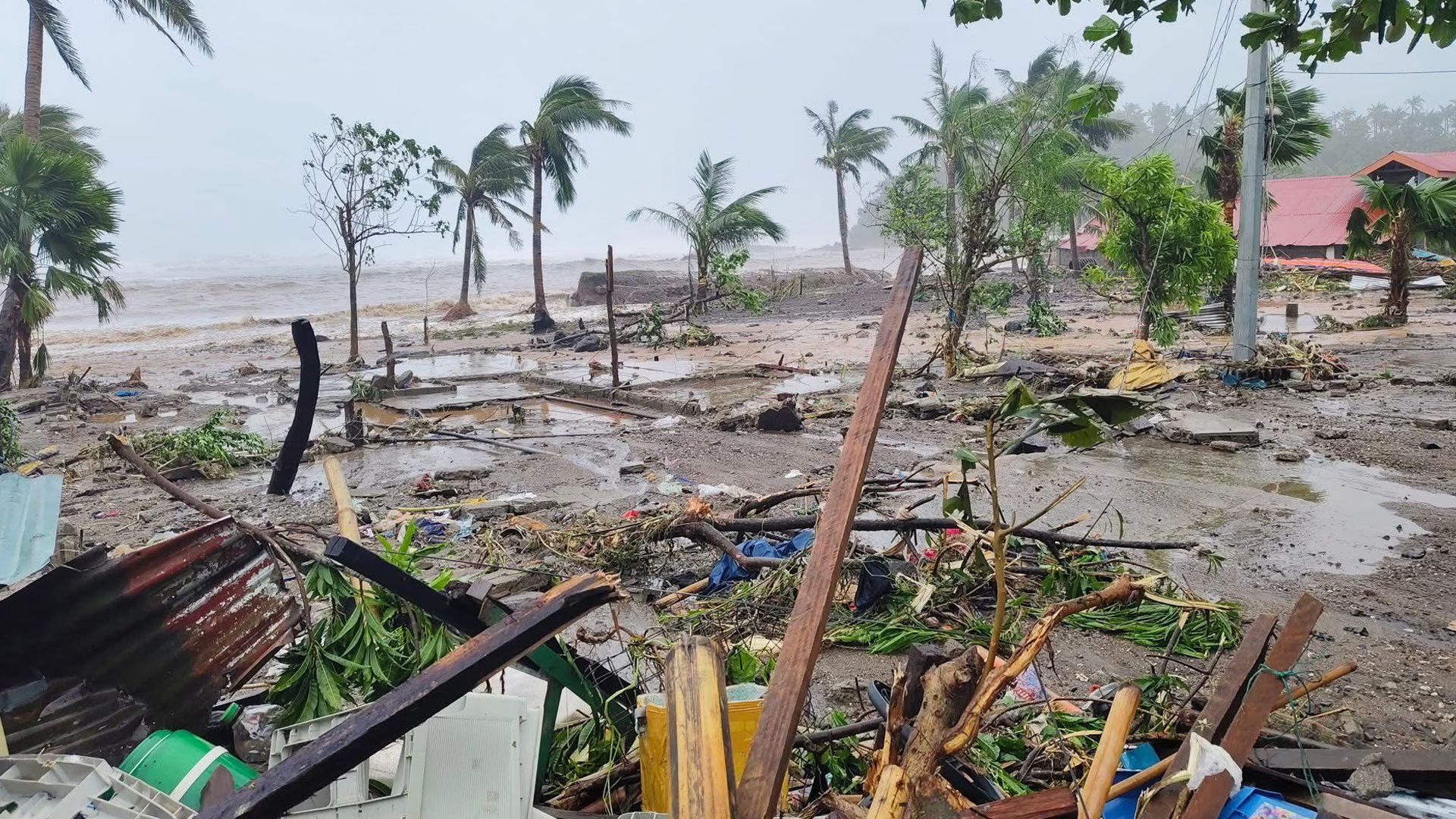 ফিলিপিন্সে আঘাত হেনেছে সুপার টাইফুন ফাং-ওং, নিহত ২