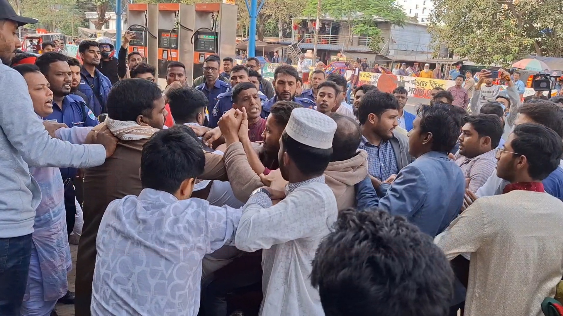 যুবলীগ নেতার প্রতিষ্ঠানে হামলা, যুবককে পিটিয়ে পুলিশে দিল জনতা