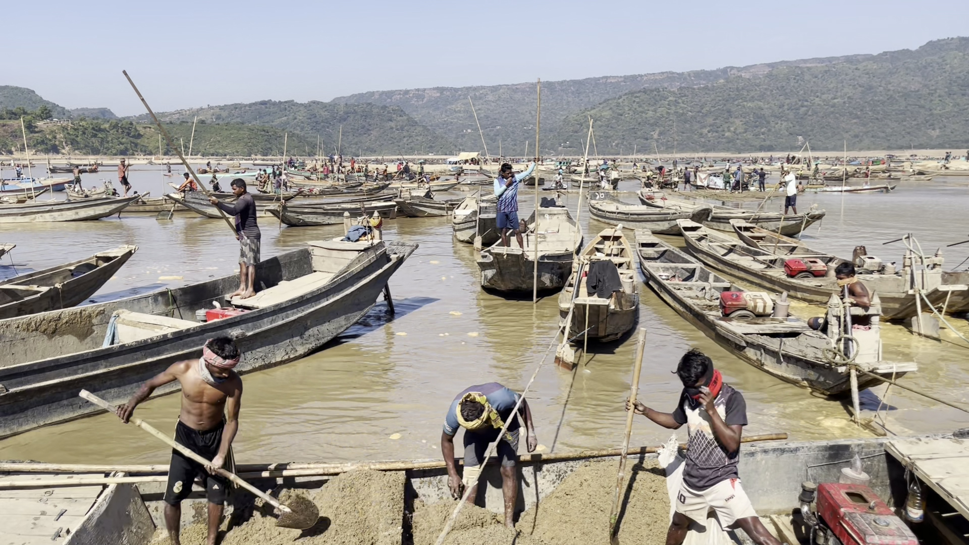 হাওড়ে ধান কাটার শ্রমিক সংকট নিরসনে ব্যতিক্রমী উদ্যোগ