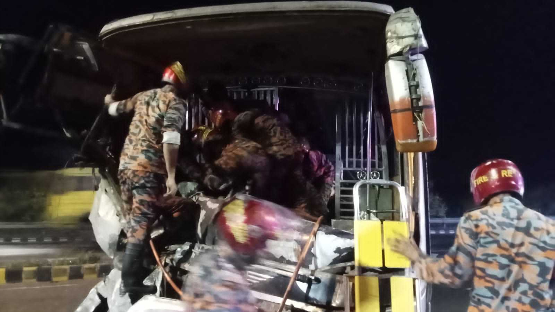 ঢাকা-মাওয়া এক্সপ্রেসওয়েতে বাস নিয়ন্ত্র হারিয়ে দুর্ঘটনা, আহত ১২