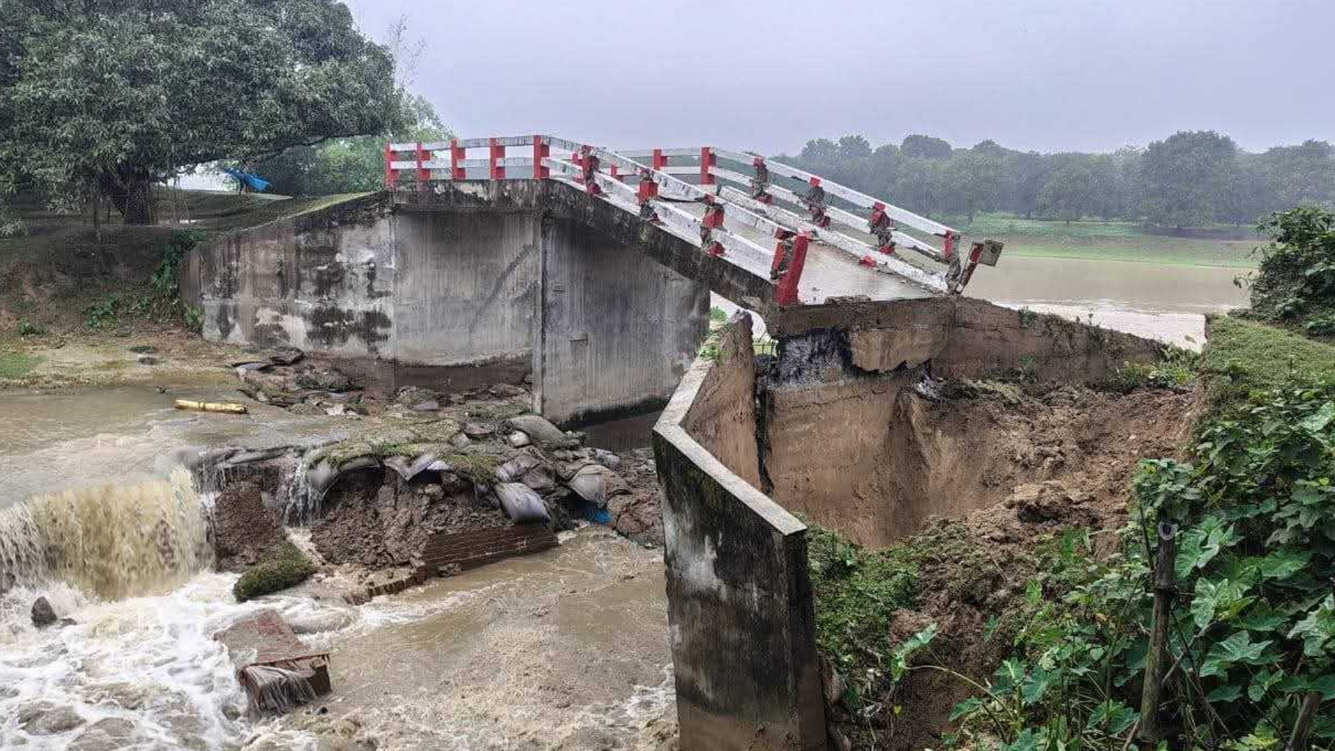 রাতভর বৃষ্টিতে শিবগঞ্জে ভেঙে পড়েছে কালভার্টটি, ভোগান্তি