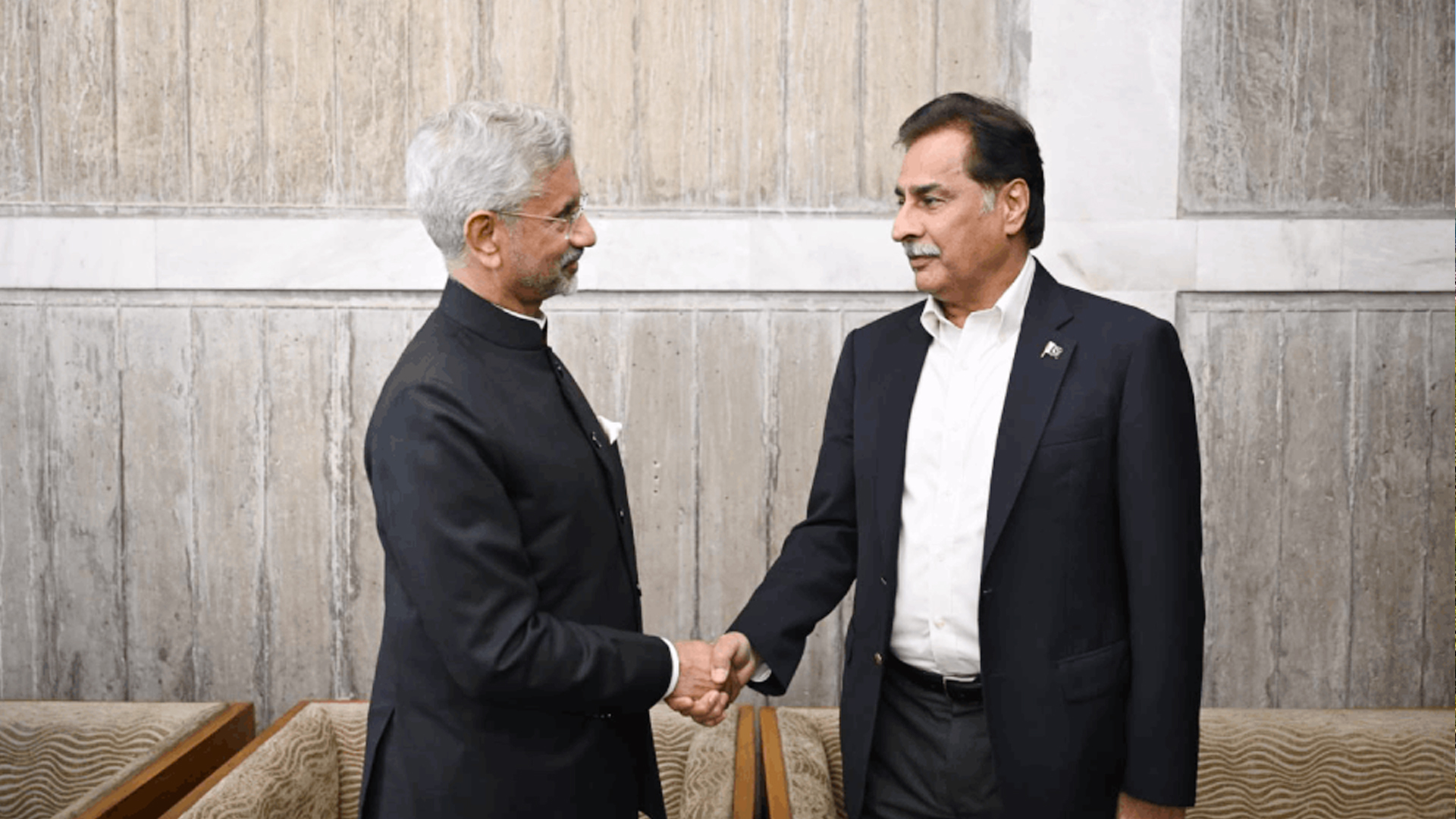 ঢাকায় আয়াজ সাদিকের সঙ্গে এস জয়শঙ্করের শুভেচ্ছা বিনিময়