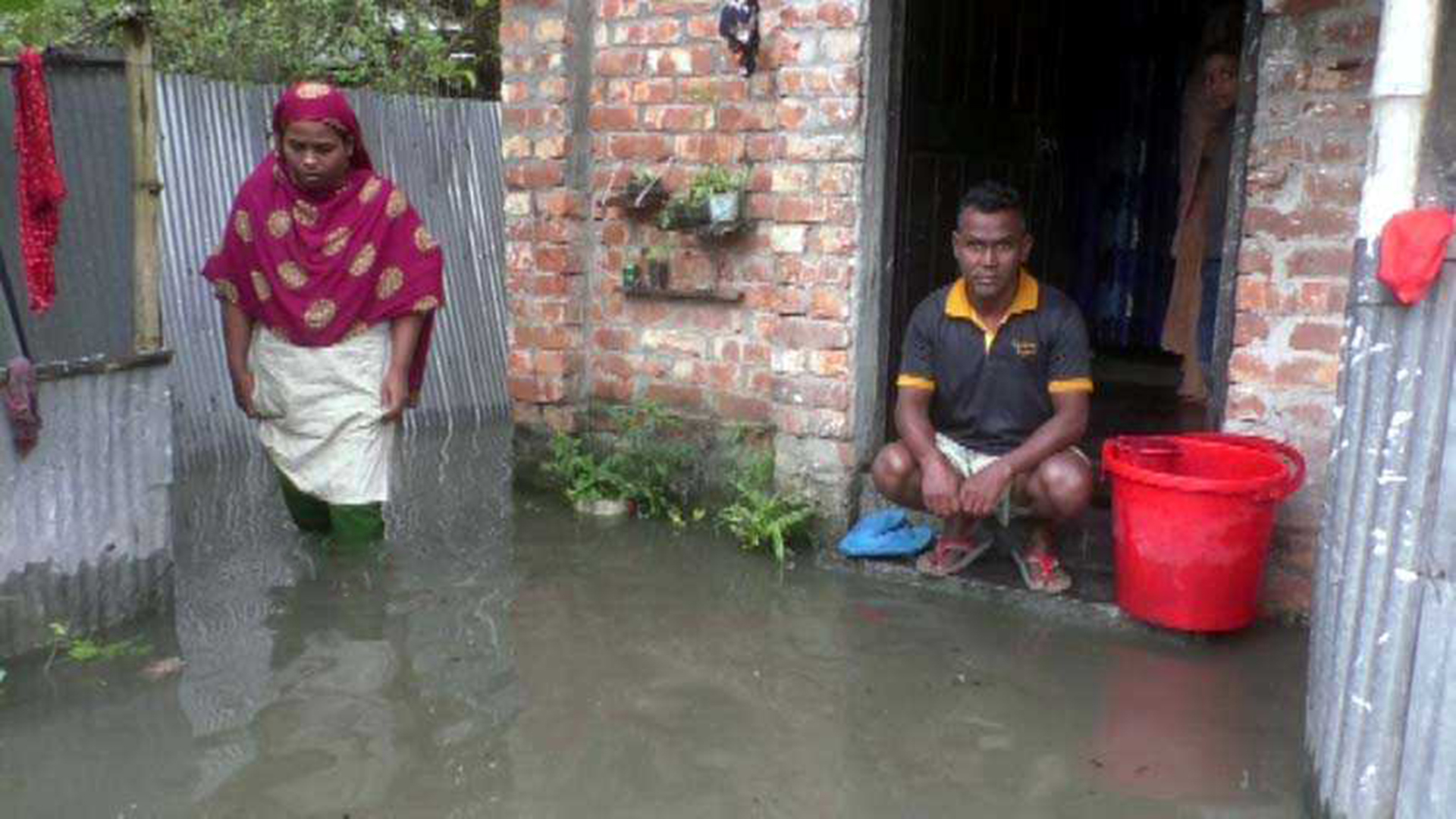 সামান্য বৃষ্টিতে হাঁটুপানি, অপরিকল্পিত ড্রেনেজ ব্যবস্থার দায় নেবে কে?