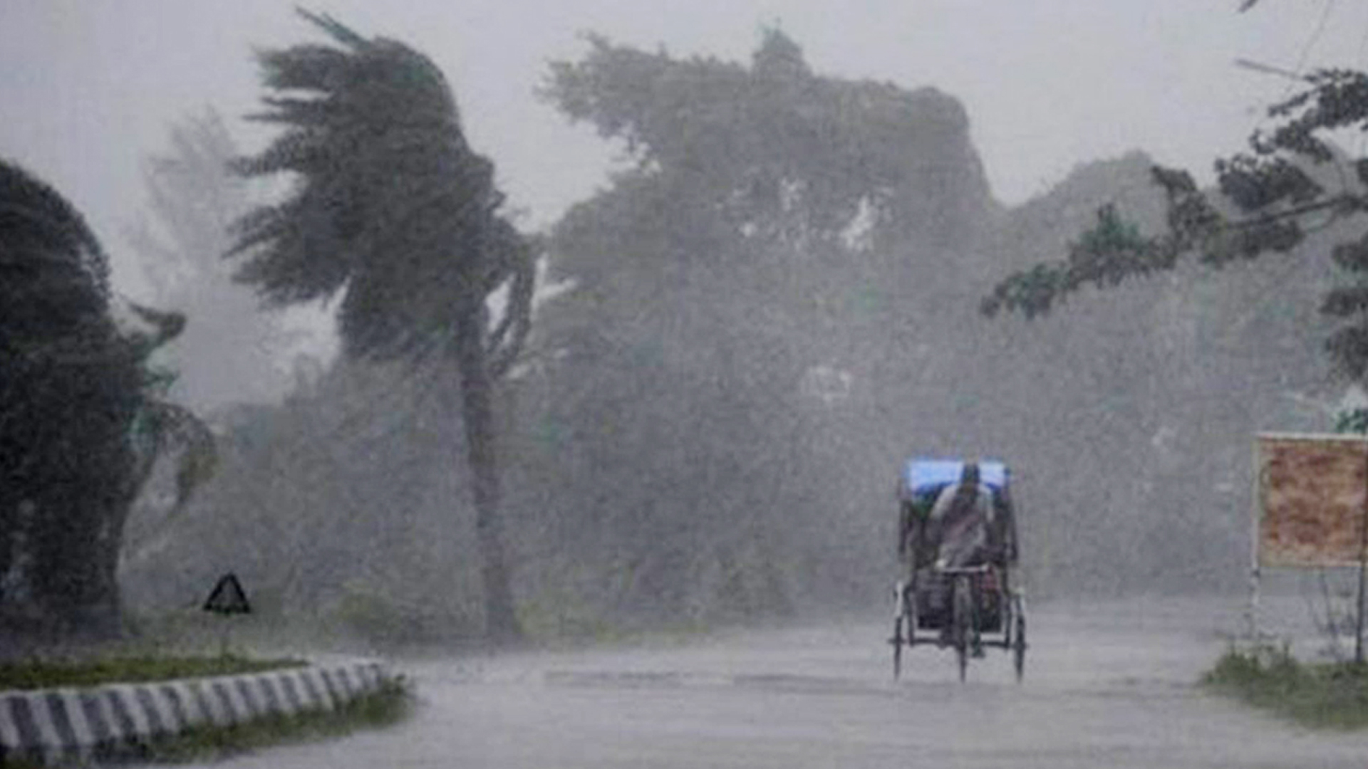 সন্ধ্যার মধ্যে ৬০ কিমি বেগে ঝড়সহ অতি ভারি বর্ষণের আভাস
