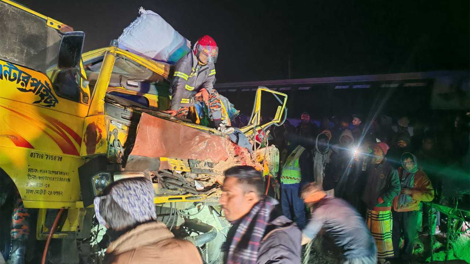 গাইবান্ধায় দাঁড়িয়ে থাকা ট্রাকের পেছনে আরেক ট্রাকের ধাক্কা, নিহত ২