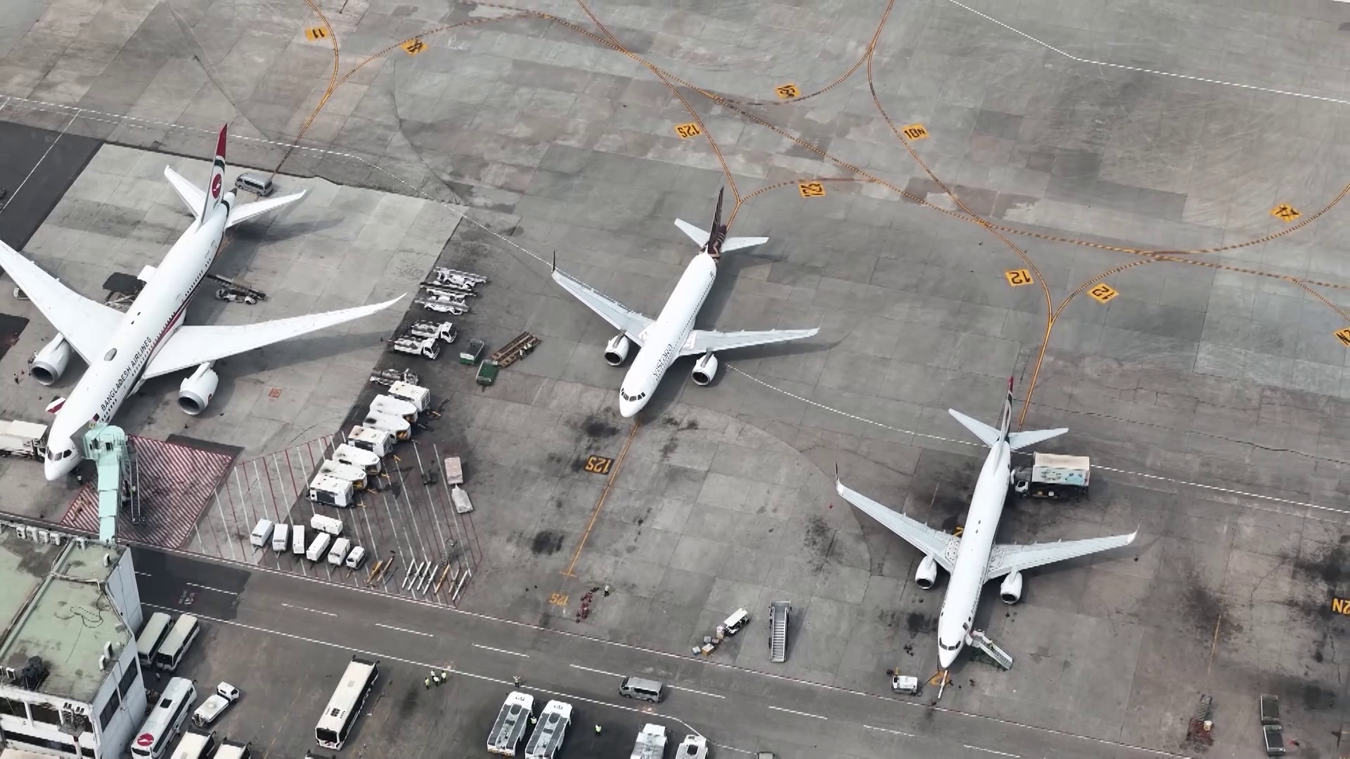 যুদ্ধের ধাক্কায় বিপর্যস্ত আকাশপথ, দীর্ঘমেয়াদি ক্ষতির মুখে এভিয়েশন খাত