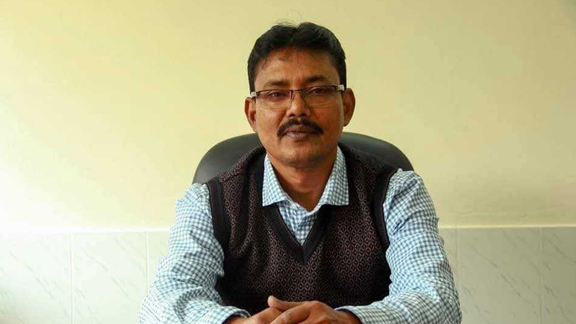মাছ ধরার সরঞ্জামসহ স্কুটিতে যাচ্ছিলেন, সড়কে প্রাণ হারালেন রাবি শিক্ষক