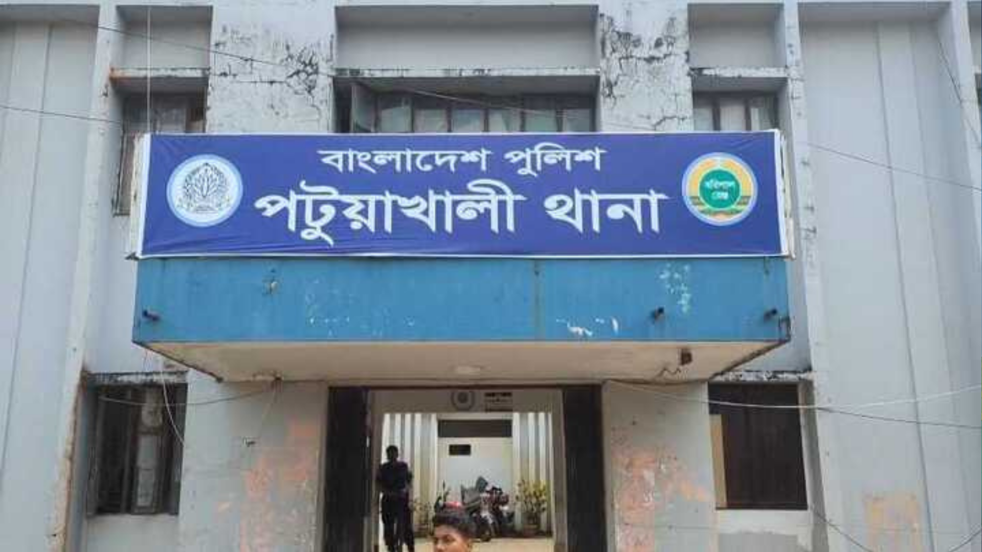 পটুয়াখালীতে ইজারা নিয়ে দুগ্রুপের সংঘর্ষ: পুলিশের ৫ সদস্য আহত, আটক ৩