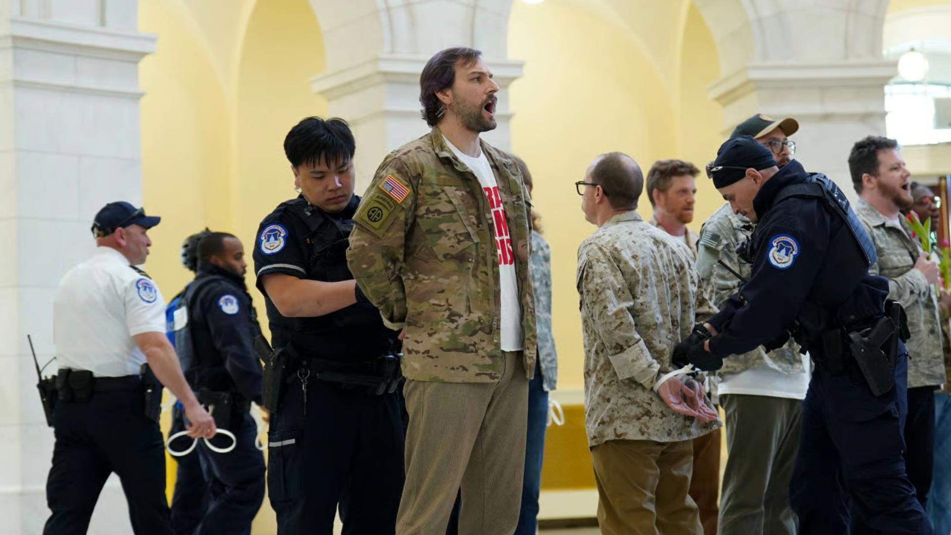 ইরানে যুদ্ধ চান না সাবেক মার্কিন সেনারা, বিক্ষোভে গিয়ে আটক ৬০