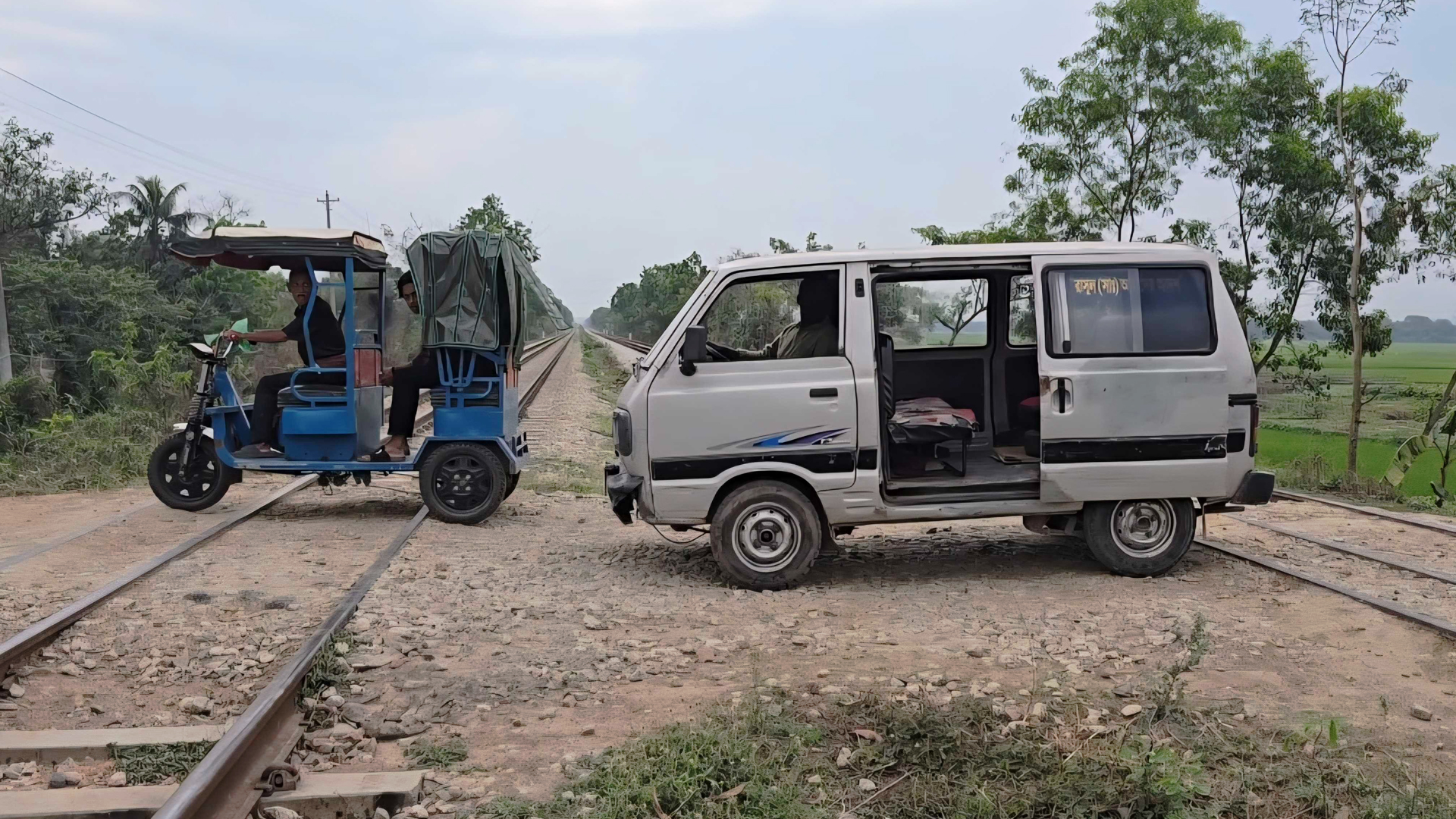 কুমিল্লায় রেলক্রসিংগুলো যেন মৃত্যুফাঁদ: দায় এড়ানোর চেষ্টা রেলওয়ে-এলজিইডির