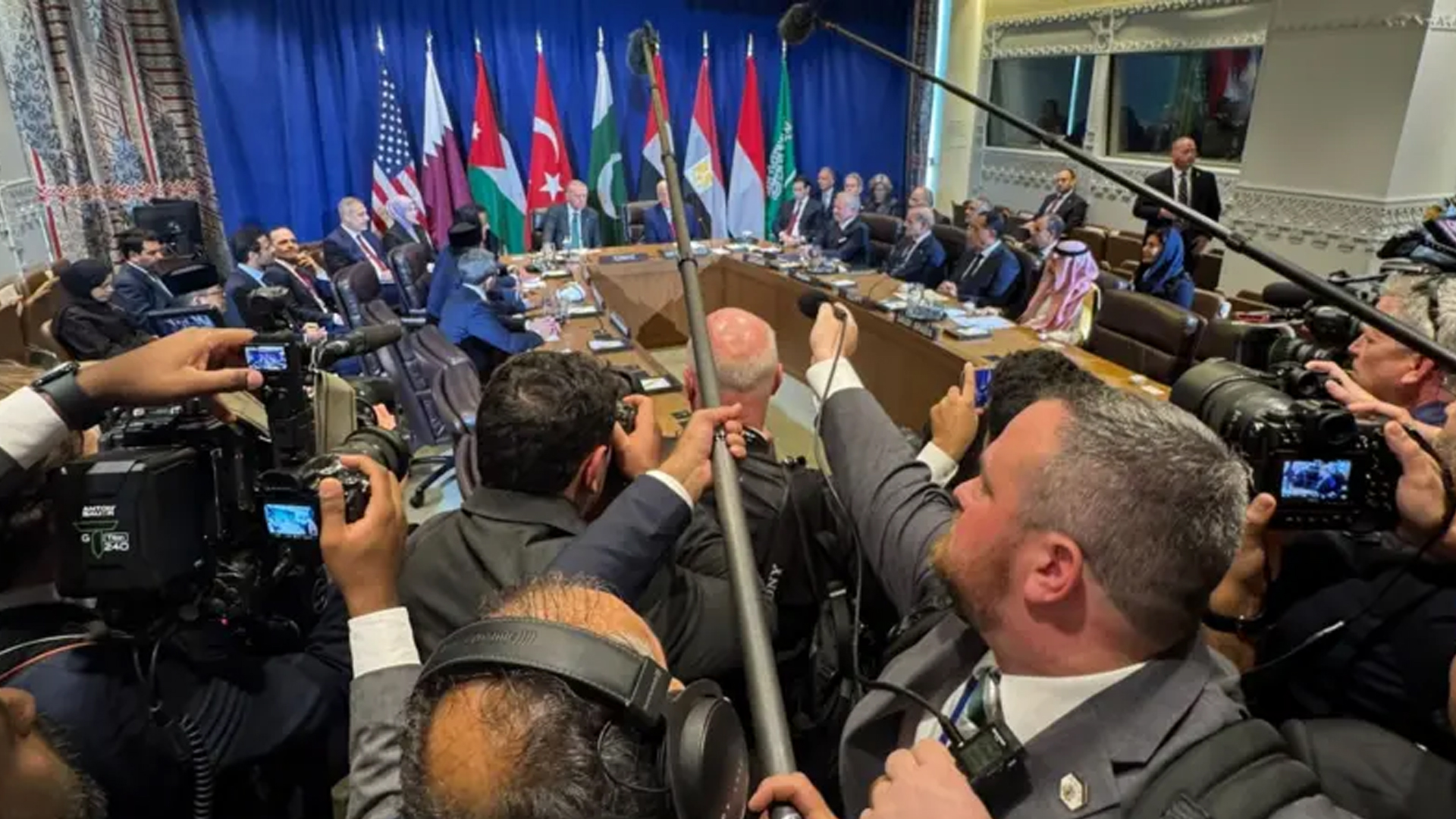 Веб-камерадағы порно Толық әйелдермен ерекше жыныстық қатынас