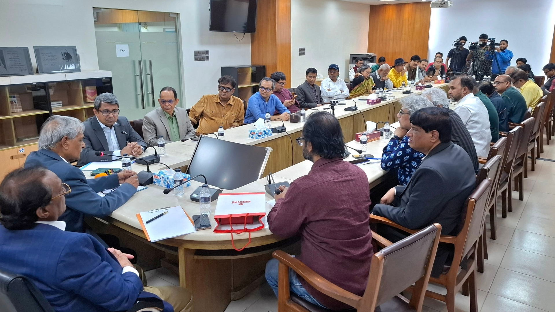 বইমেলা নিয়ে নতুন সিদ্ধান্ত, প্রকাশকদের জন্য বড় সুখবর