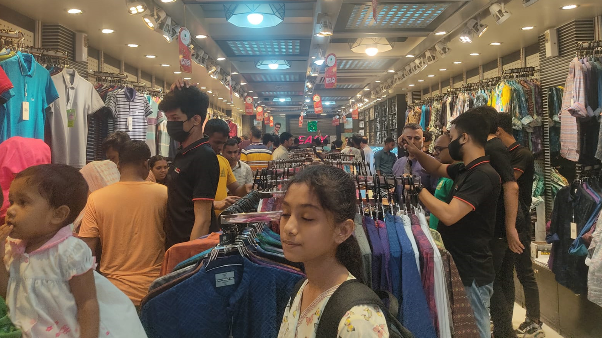 জমে উঠেছে ঈদের কেনাকাটা, খুশি ব্যবসায়ীরা