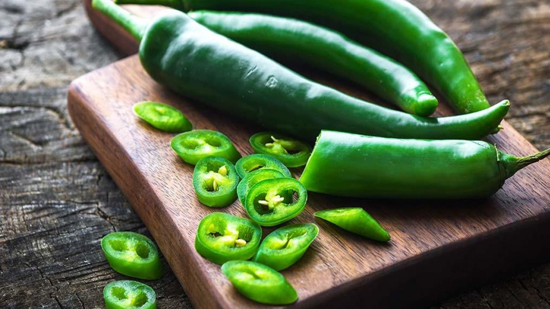 গ্যাস্ট্রিক বাড়লে কী কাঁচামরিচ খাওয়া যায়?