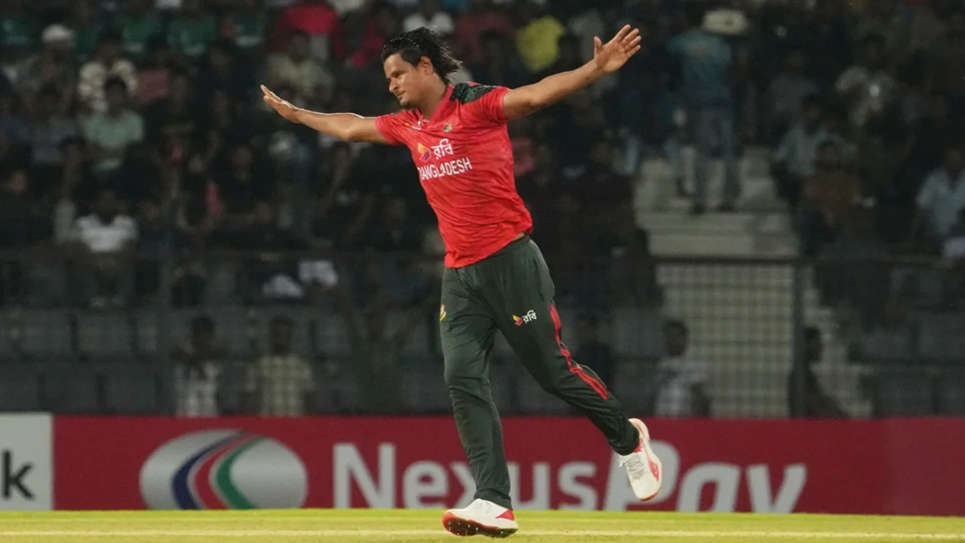 হোপ-আথানাজের শতরানের জুটির পর নাসুমের টানা ২ উইকেট