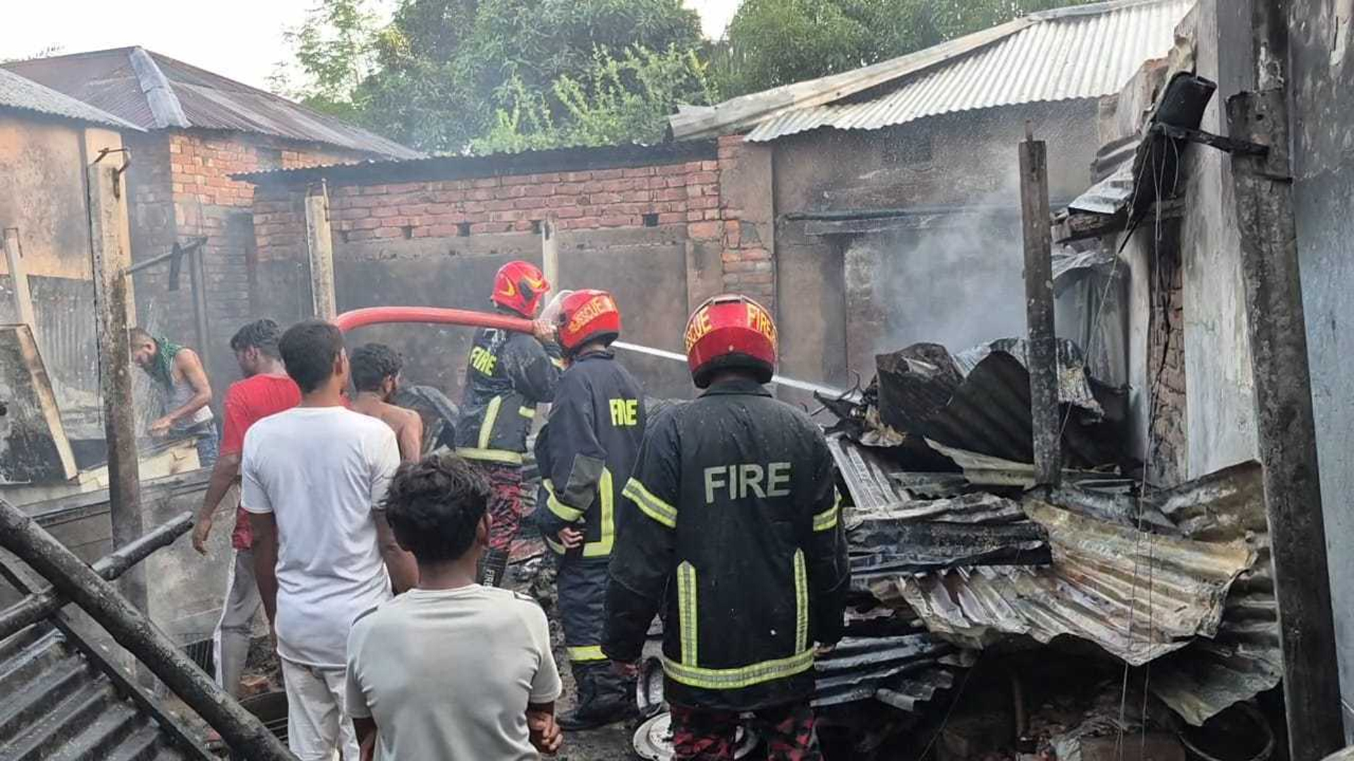 বগুড়ায় আধিপত্য বিস্তারের জেরে ৩ জনকে কুপিয়ে জখম, বাড়িঘরে অগ্নিসংযোগ-লুটপাট