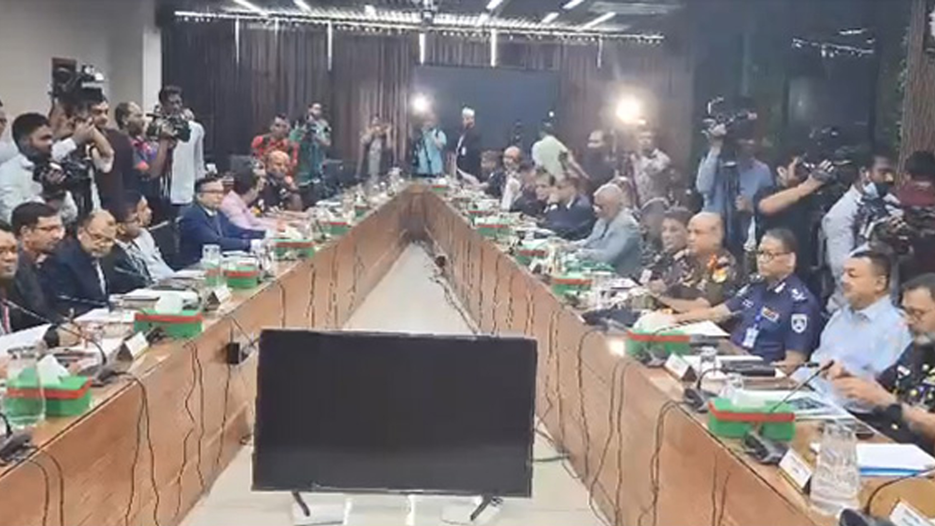 আইন-শৃঙ্খলা বাহিনীর সঙ্গে বৈঠকে বসেছে ইসি