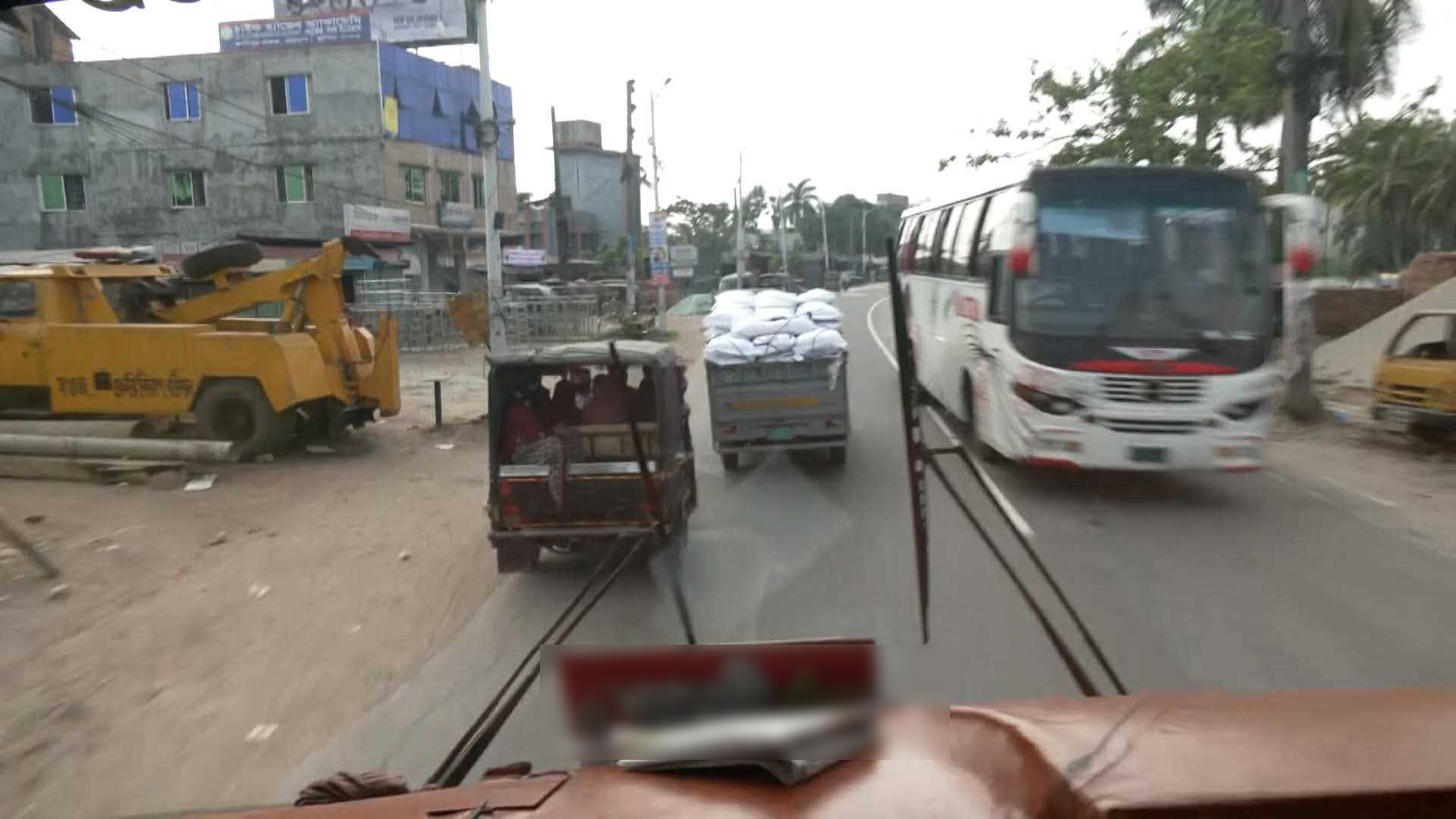 ঢাকা-বরিশাল মহাসড়কে ঈদ যাত্রায় বিপত্তির কারণ থ্রি-হুইলার