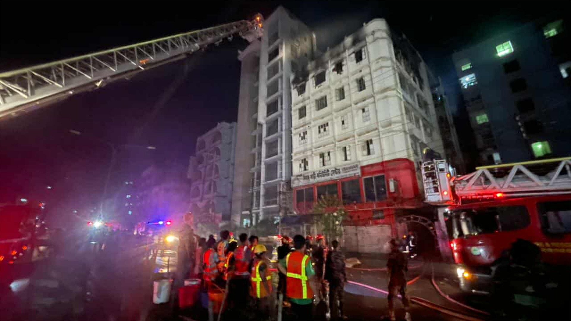 মিরপুরে বহুতল বাণিজ্যিক ভবনের আগুন নিয়ন্ত্রণে