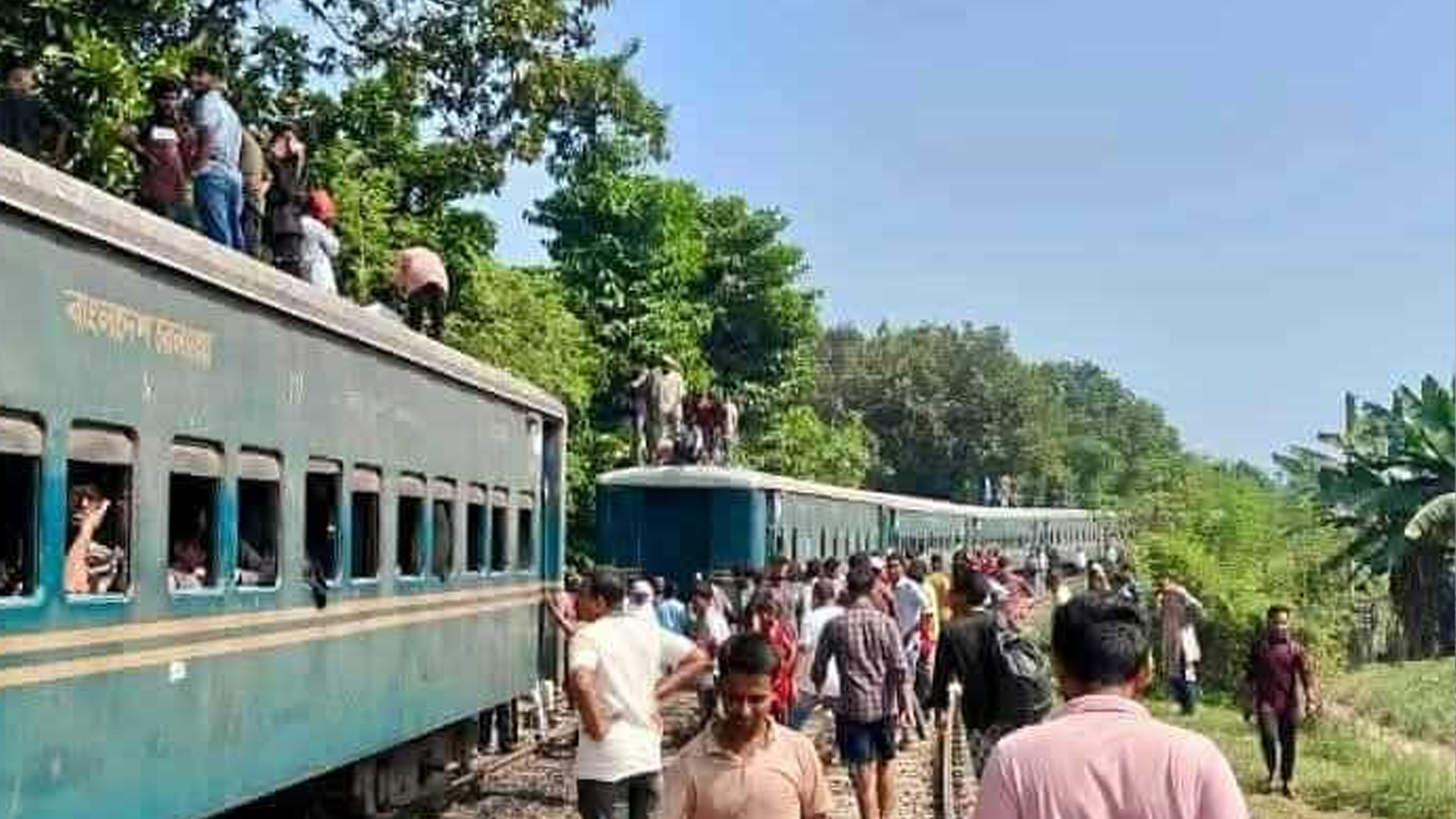 ব্রাহ্মণবাড়িয়ায় ‍দুভাগ হলো চলন্ত ট্রেন
