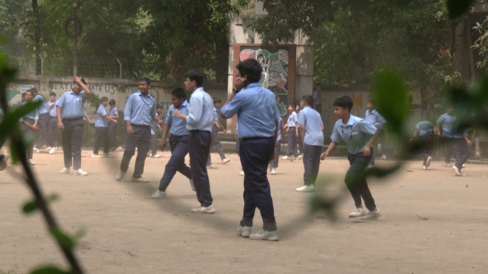 ফের অনলাইন ক্লাসে শিক্ষা ব্যবস্থা বিপর্যয়ের মুখে পড়ার শঙ্কা