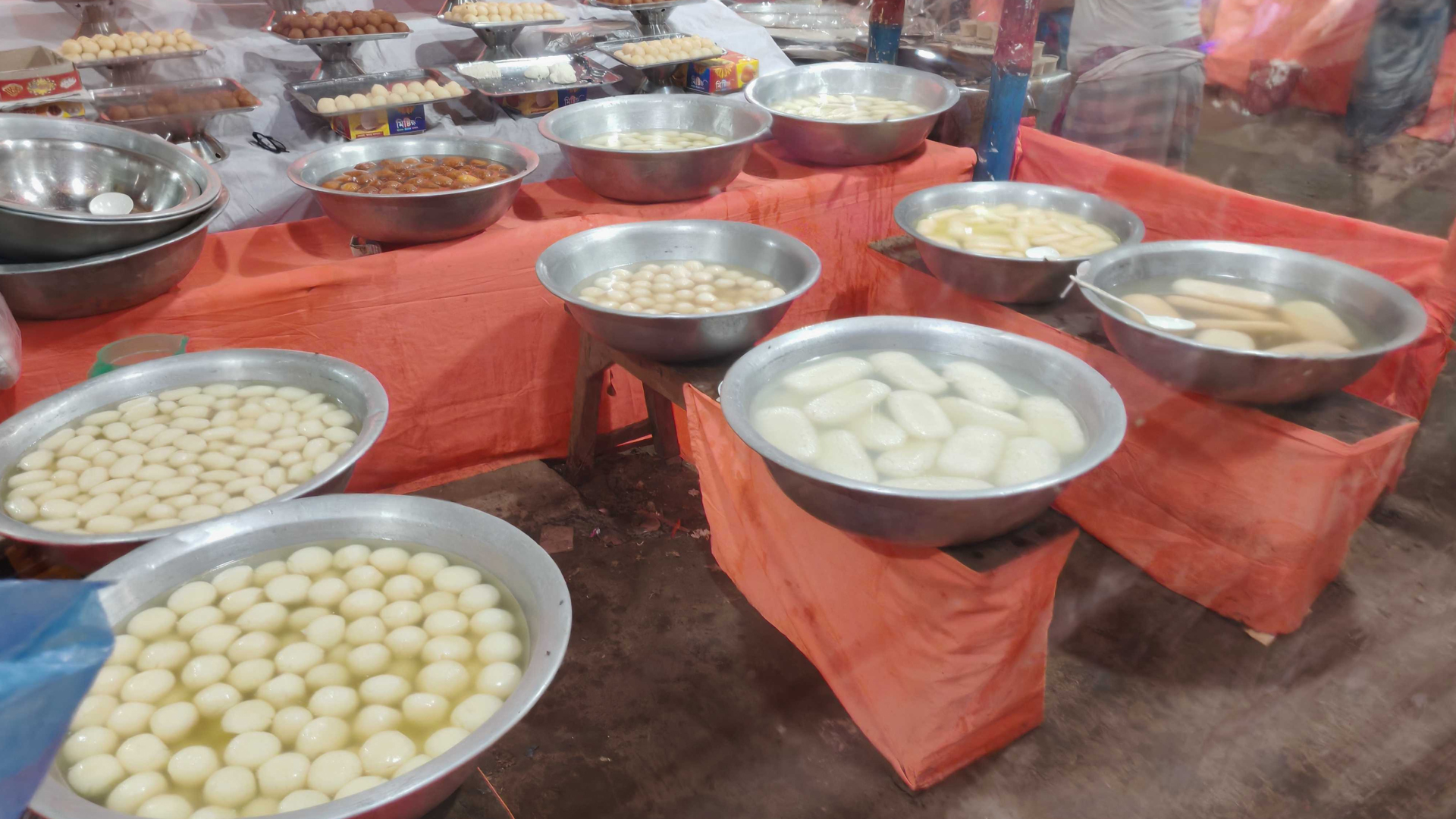 চরমোনাই মাহফিলে মুসল্লিদের নজর কাড়ছে বিশাল আকারের ‘বালিশ মিষ্টি’