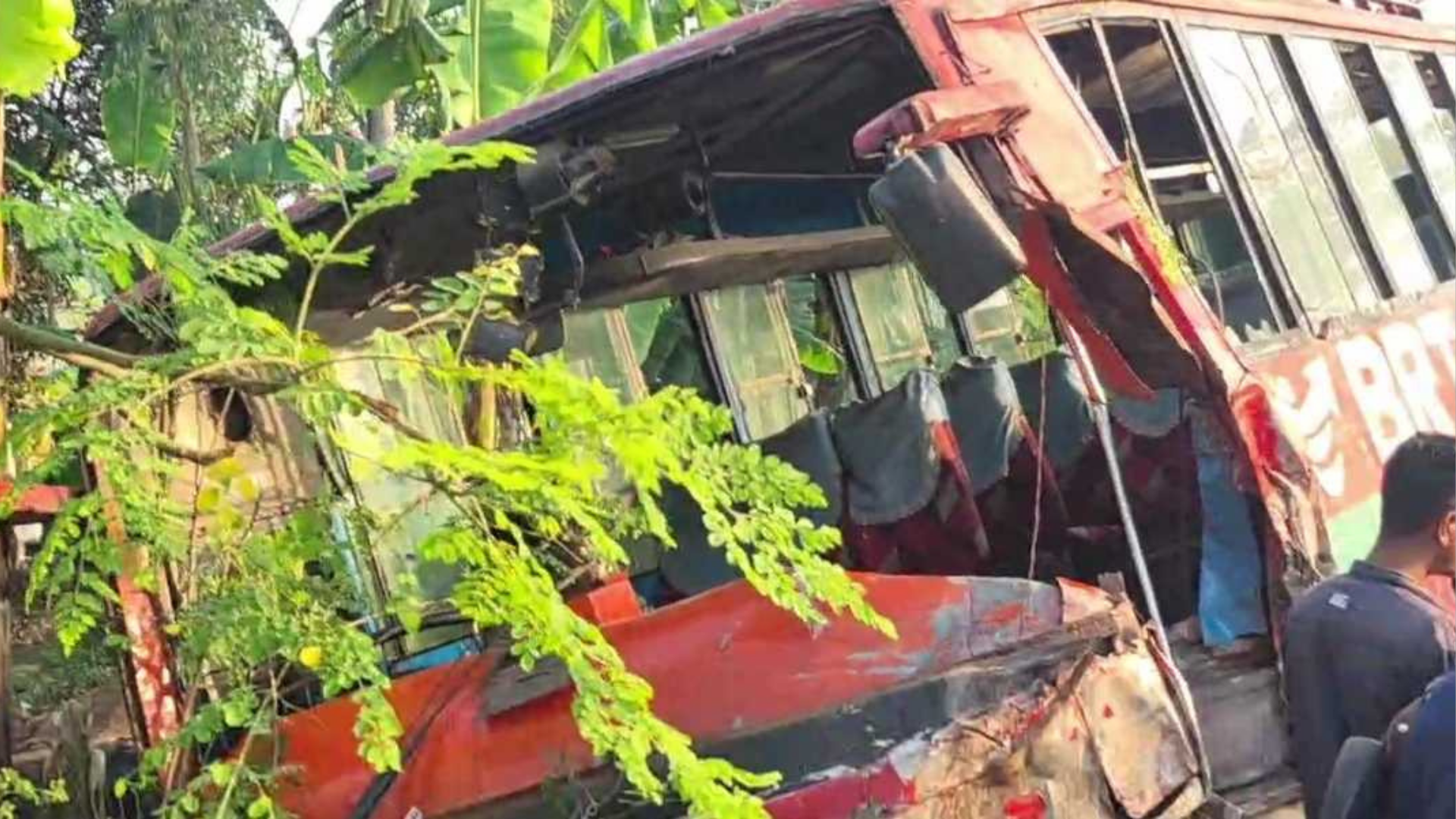 ঠাকুরগাঁওয়ে বাস ও পিকআপের মুখোমুখি সংঘর্ষে নিহত ১