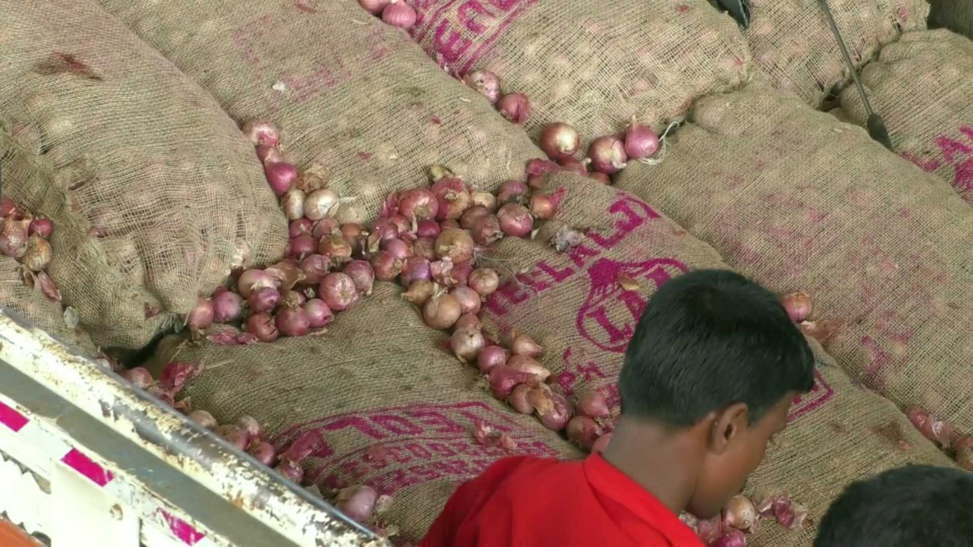 ভারত থেকে এলো ৩০০ টন পেঁয়াজ, কেজিতে দাম কমলো ১৫ টাকা