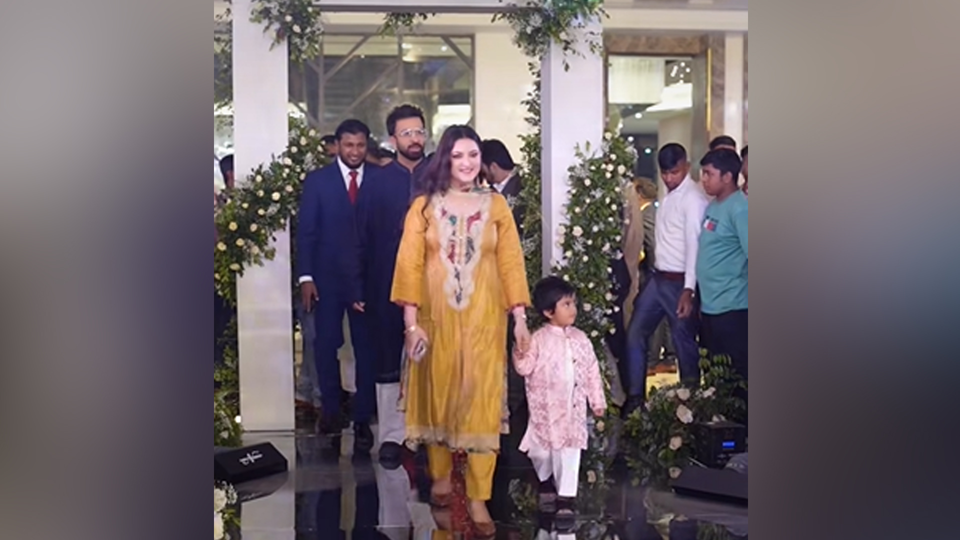 বিয়ে বাড়িতে পরীমণি, পেছনে ছিলেন শাকিব খান