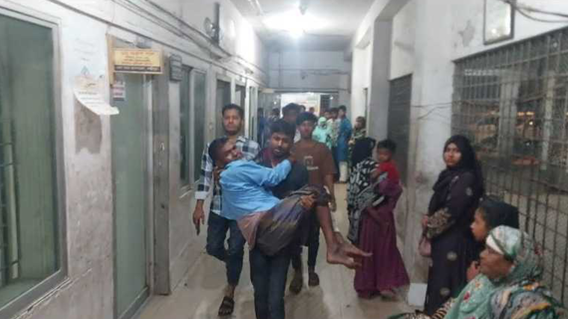 লক্ষ্মীপুরে দু’পক্ষের গোলাগুলি, পথচারী গুলিবিদ্ধ