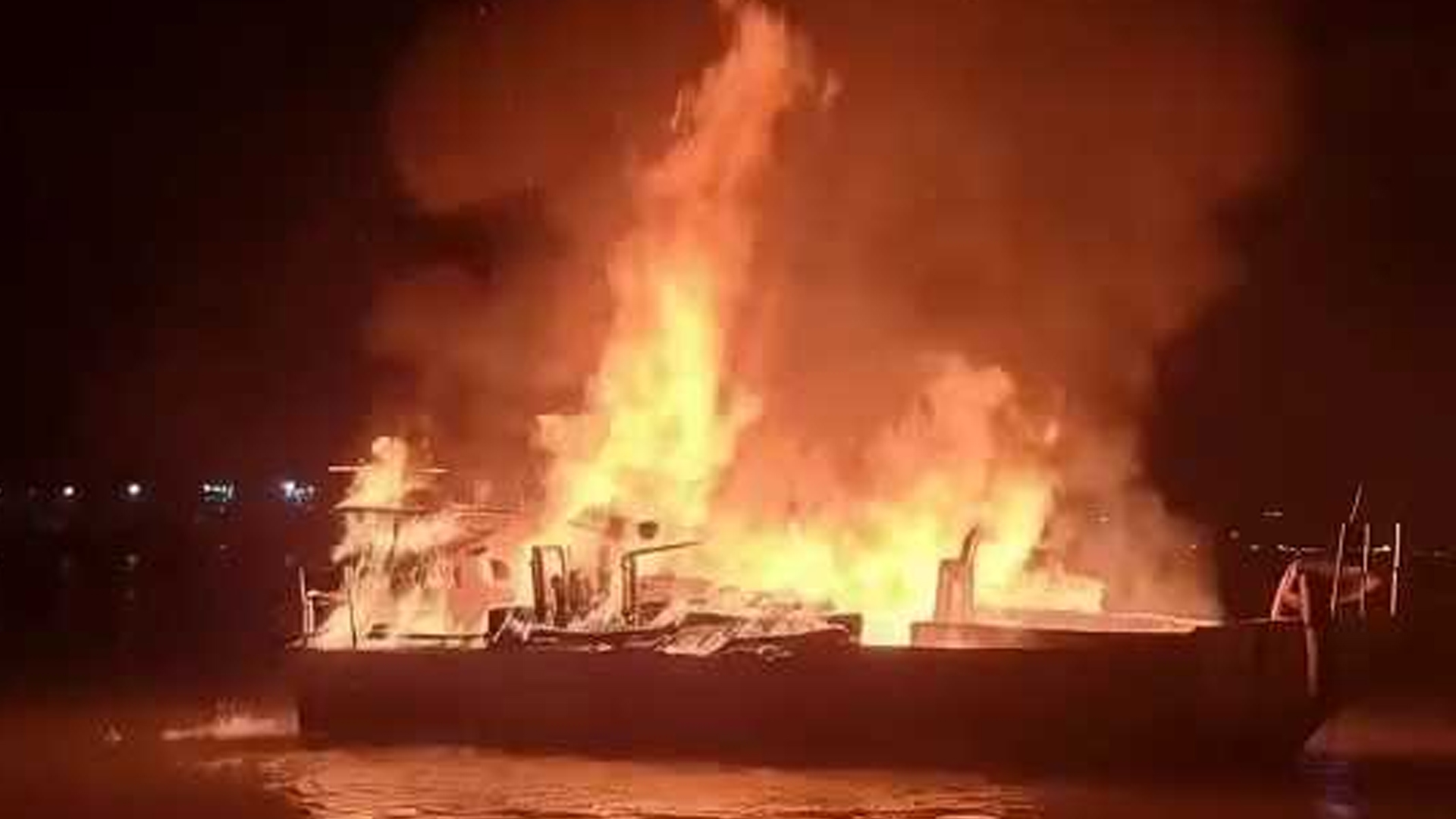 জ্বালানি তেল নিয়ে ফেরার সময় নৌপুলিশের বোটে আগুন, আহত ১